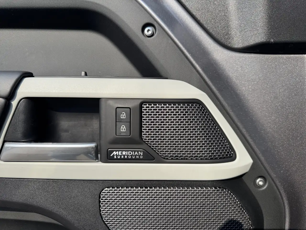 Land Rover Defender - Image 24