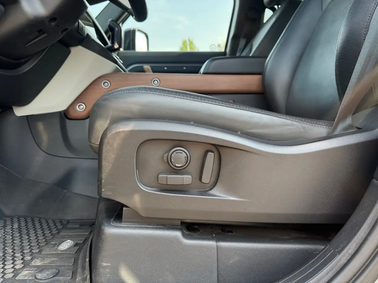 Land Rover Defender - Image 23