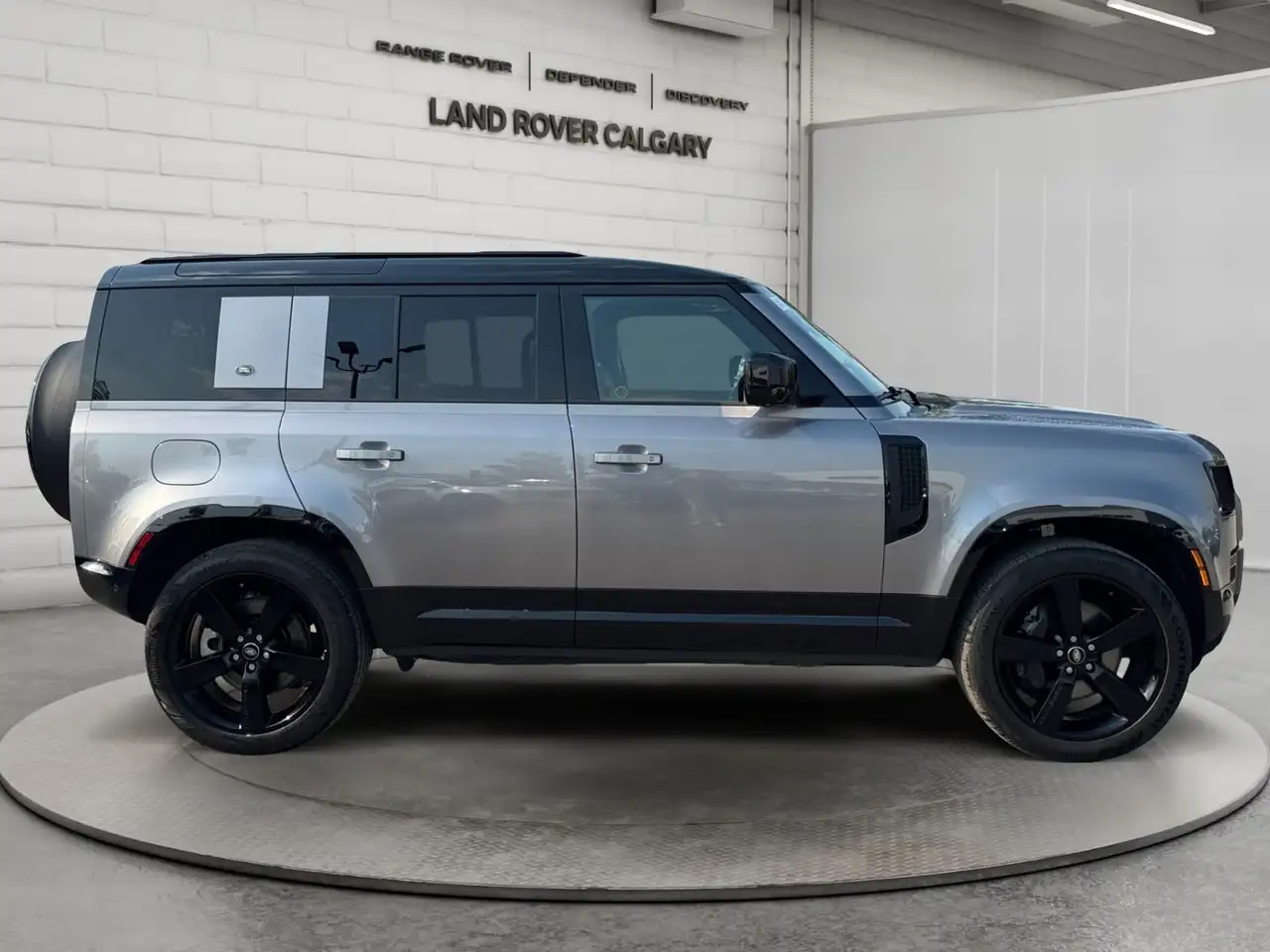 Land Rover Defender - Image 6