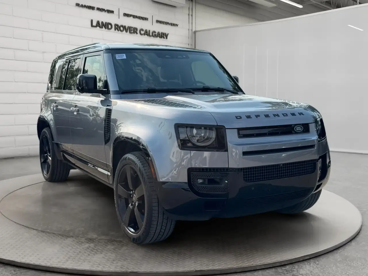 Land Rover Defender - Image 7