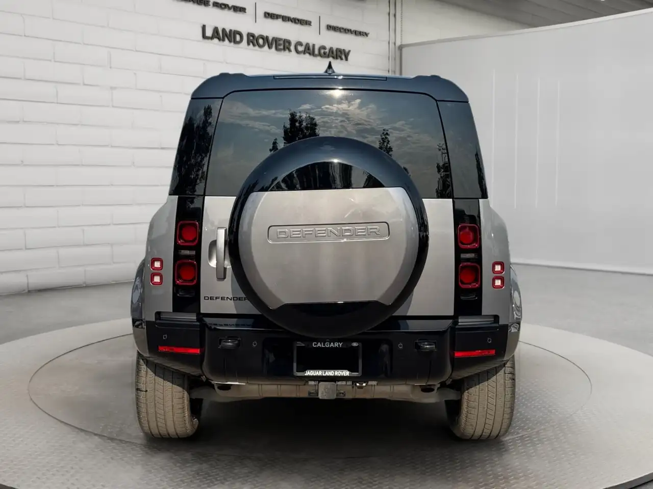 Land Rover Defender - Image 4