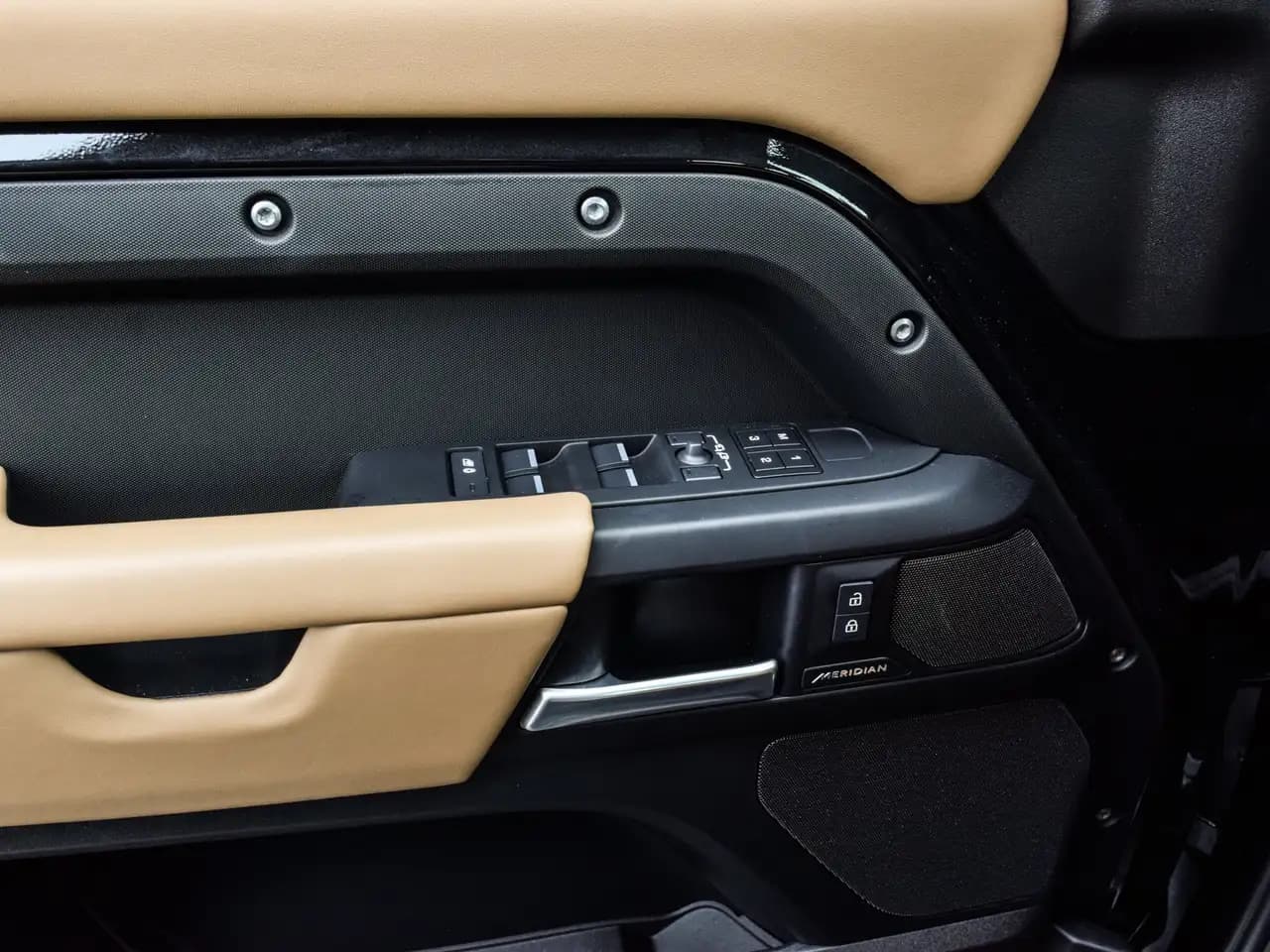 Land Rover Defender - Image 25