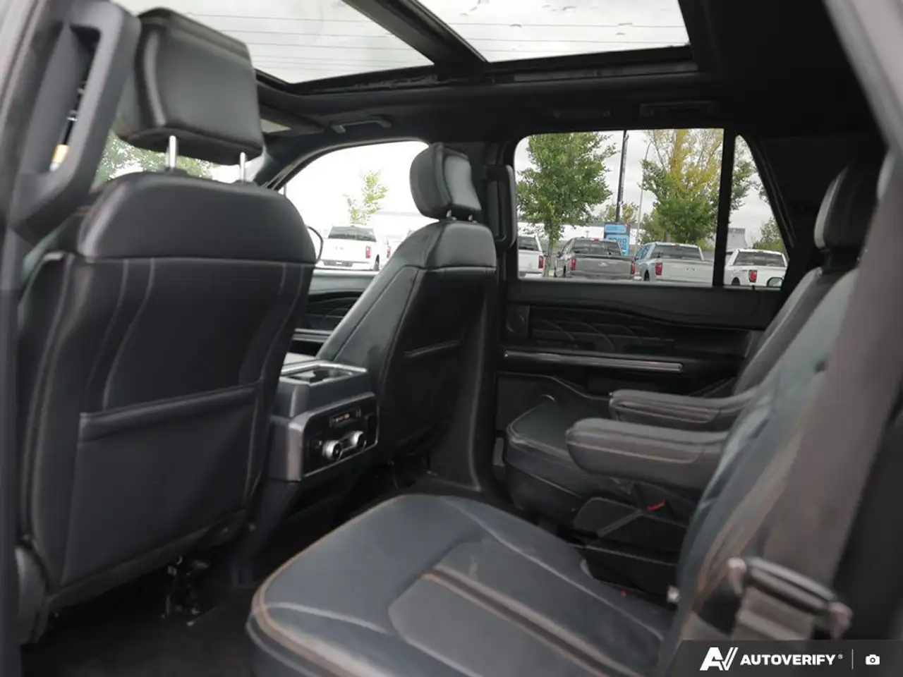 Ford Expedition - Image 24