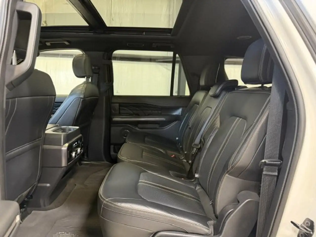 Ford Expedition - Image 18