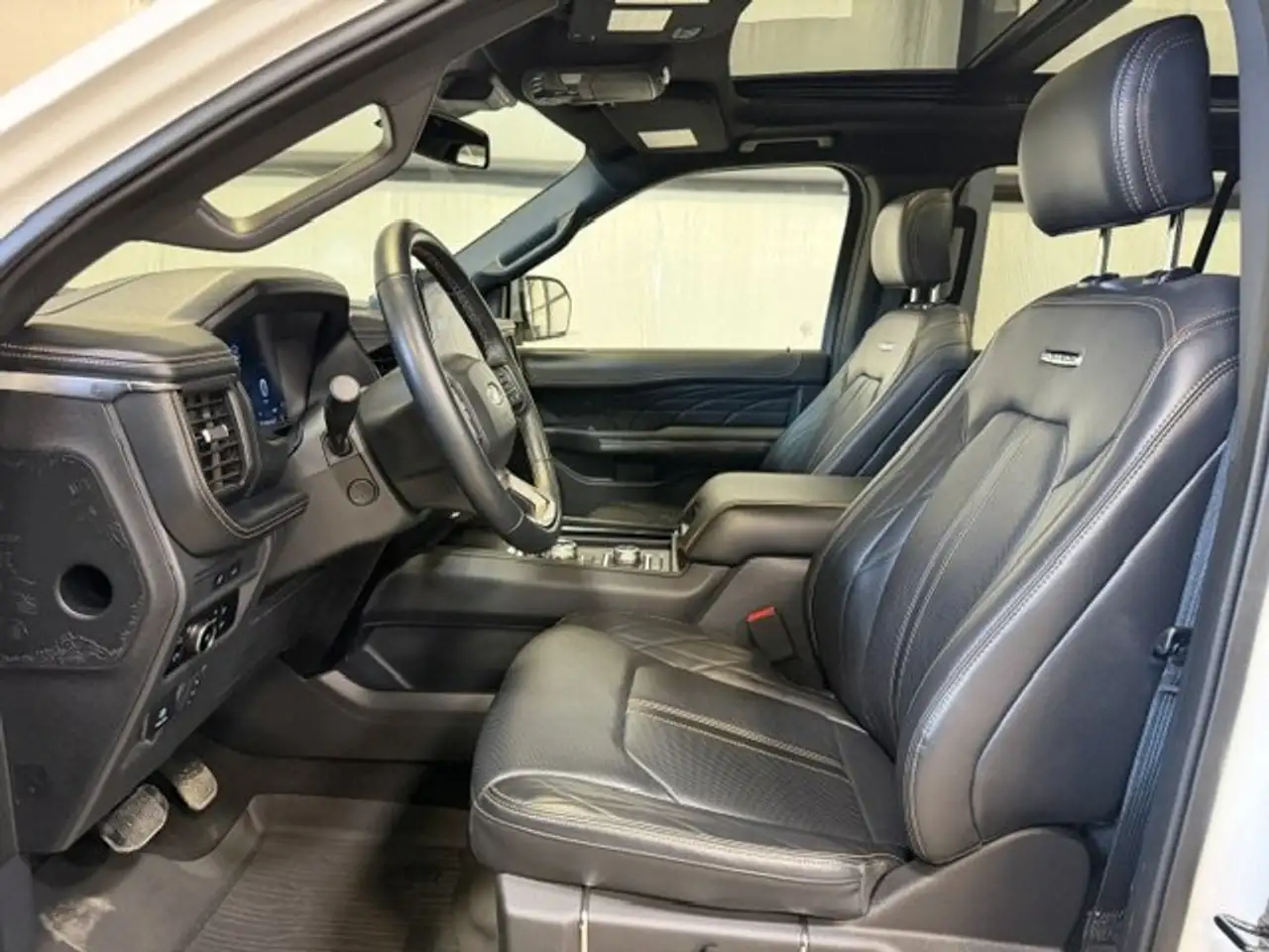 Ford Expedition - Image 17