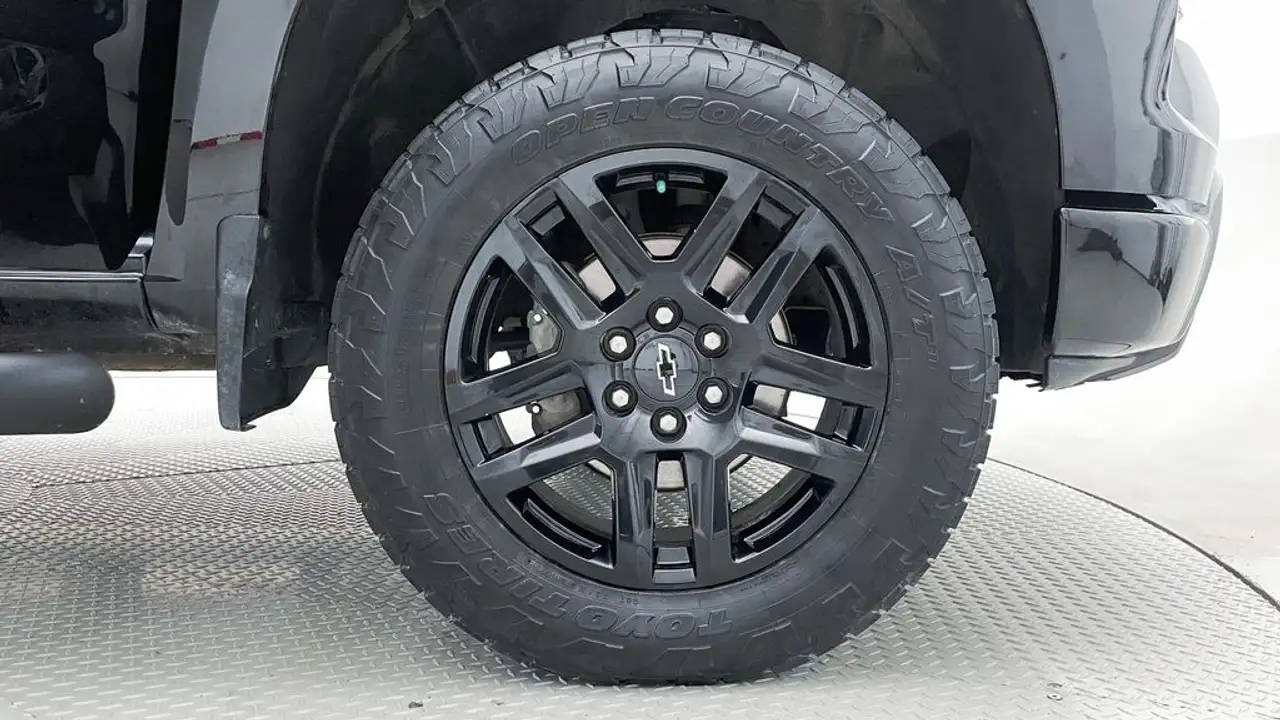 Chevrolet Silverado 1500 - Image 32