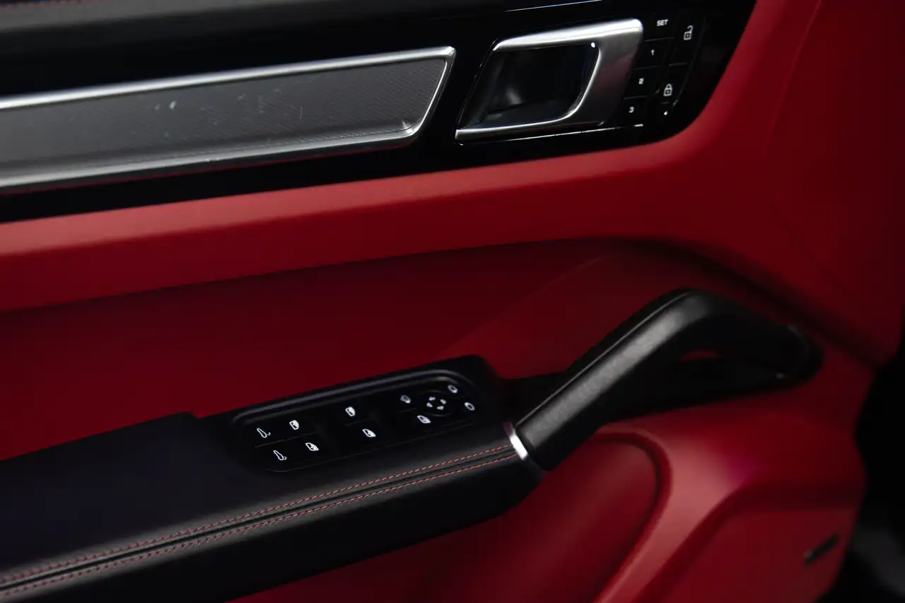 Porsche Cayenne - Image 12