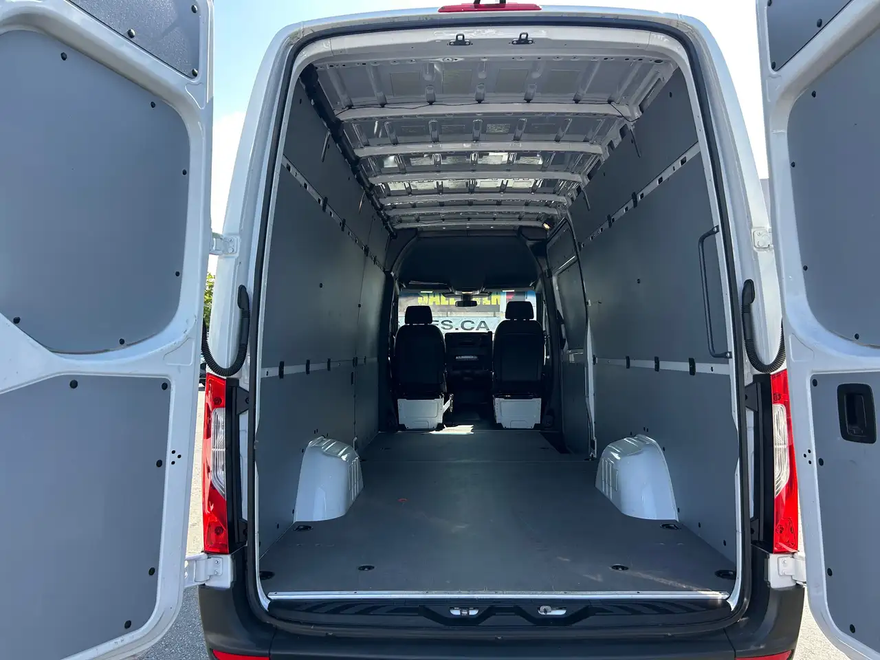 Mercedes-Benz Sprinter - Image 18