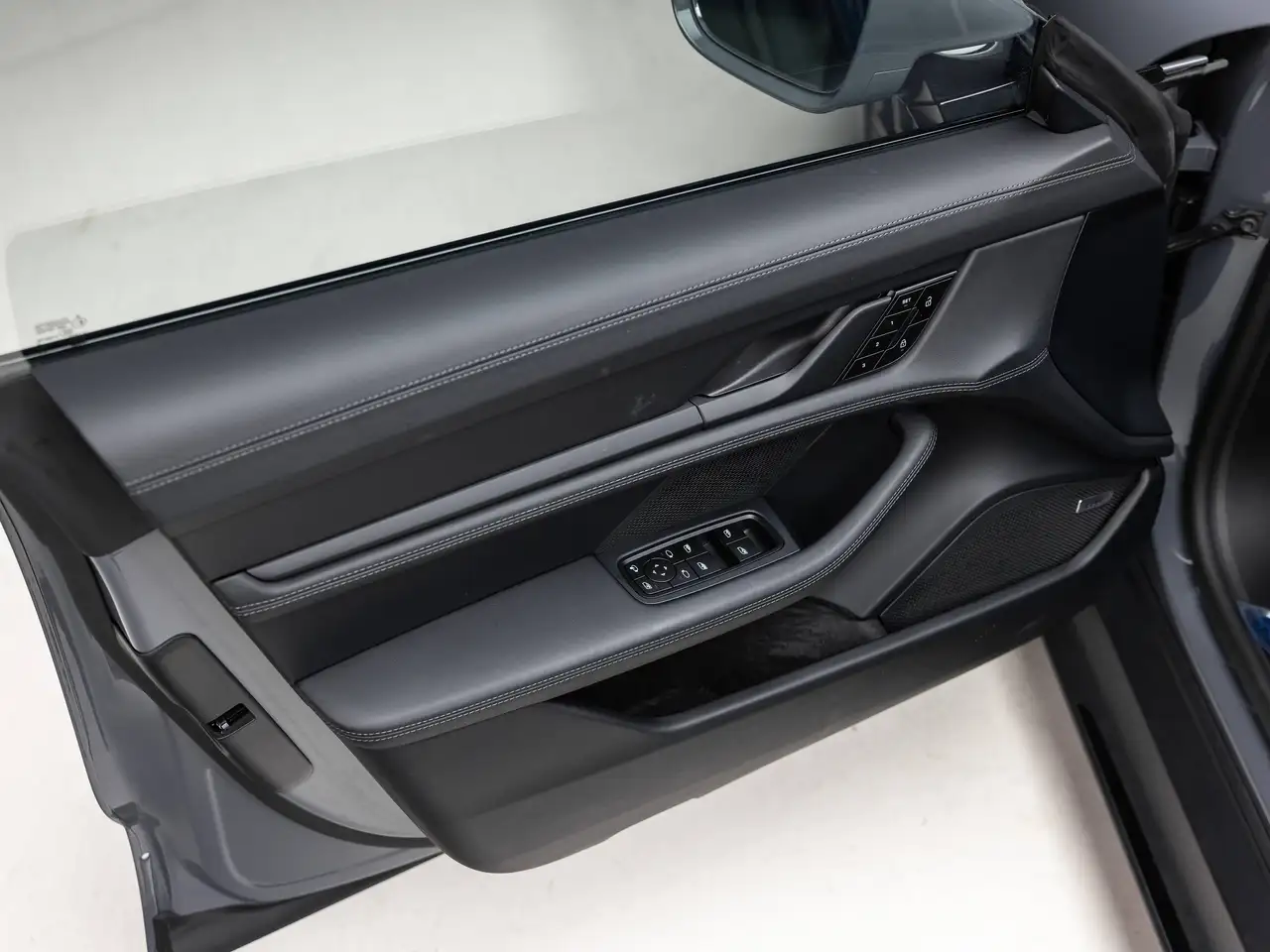 Porsche Taycan - Image 26