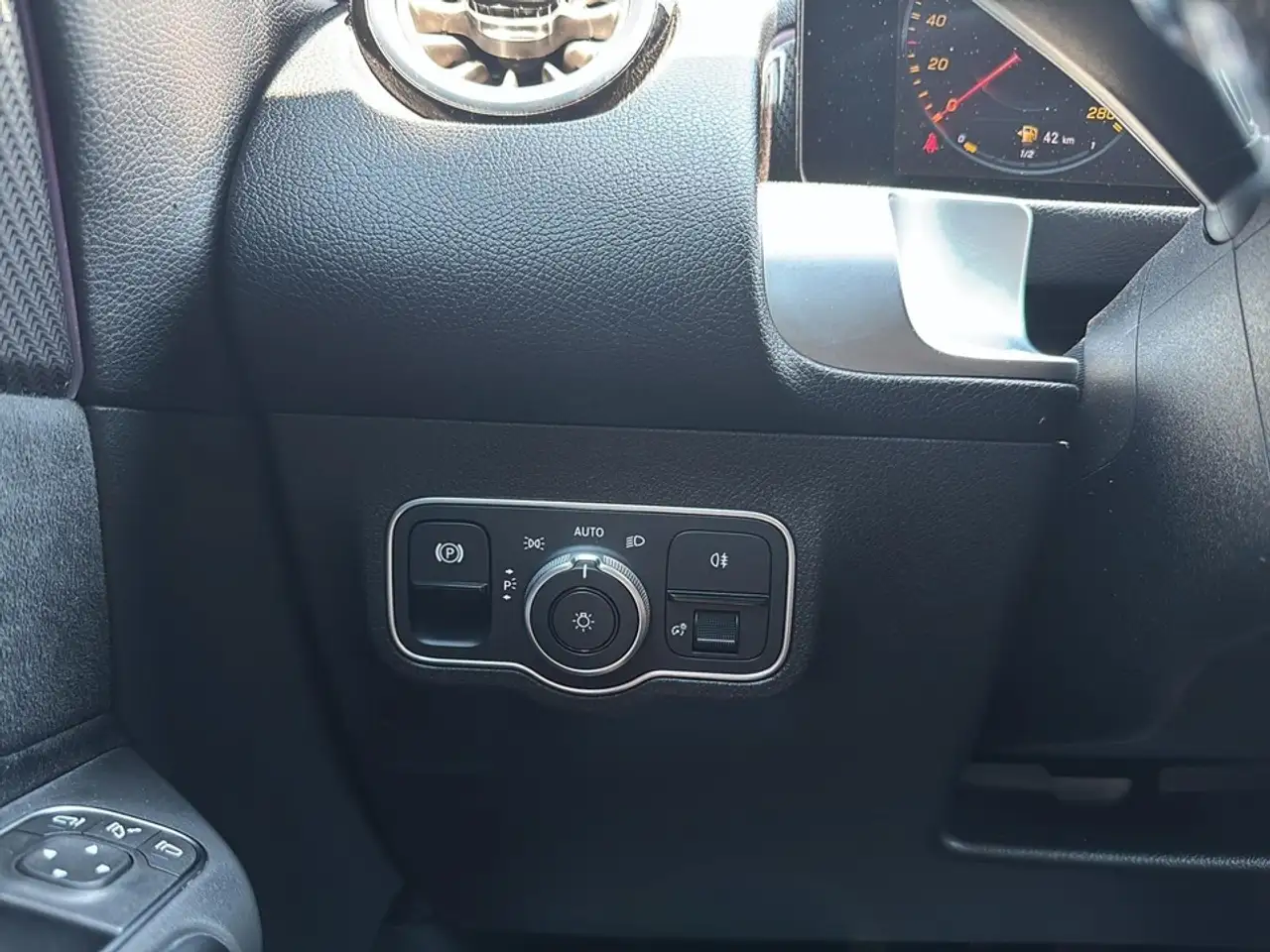 Mercedes-Benz GLB - Image 24