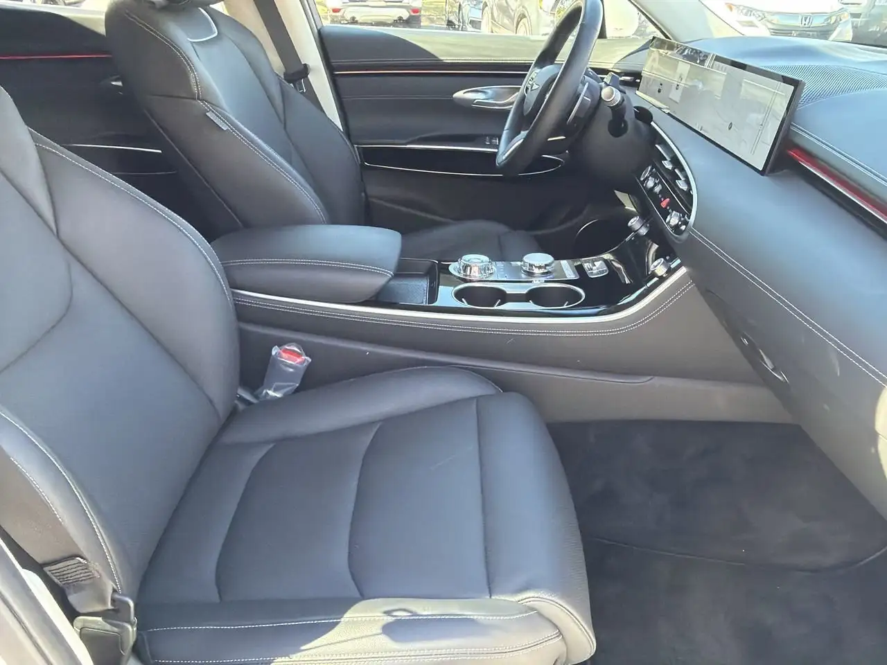 Genesis GV70 - Image 32
