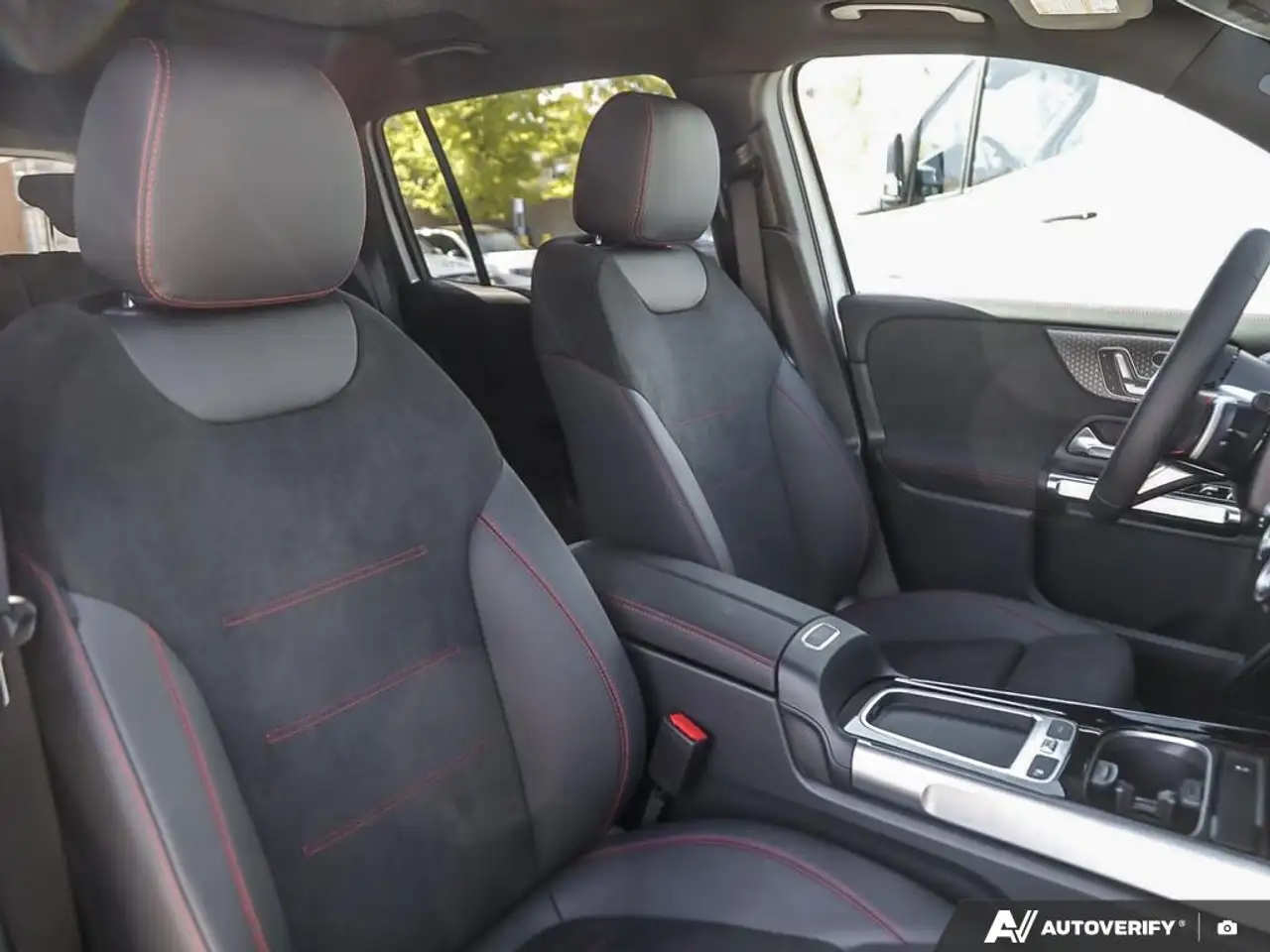 Mercedes-Benz GLB - Image 22