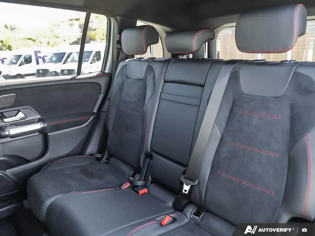 Mercedes-Benz GLB - Image 24