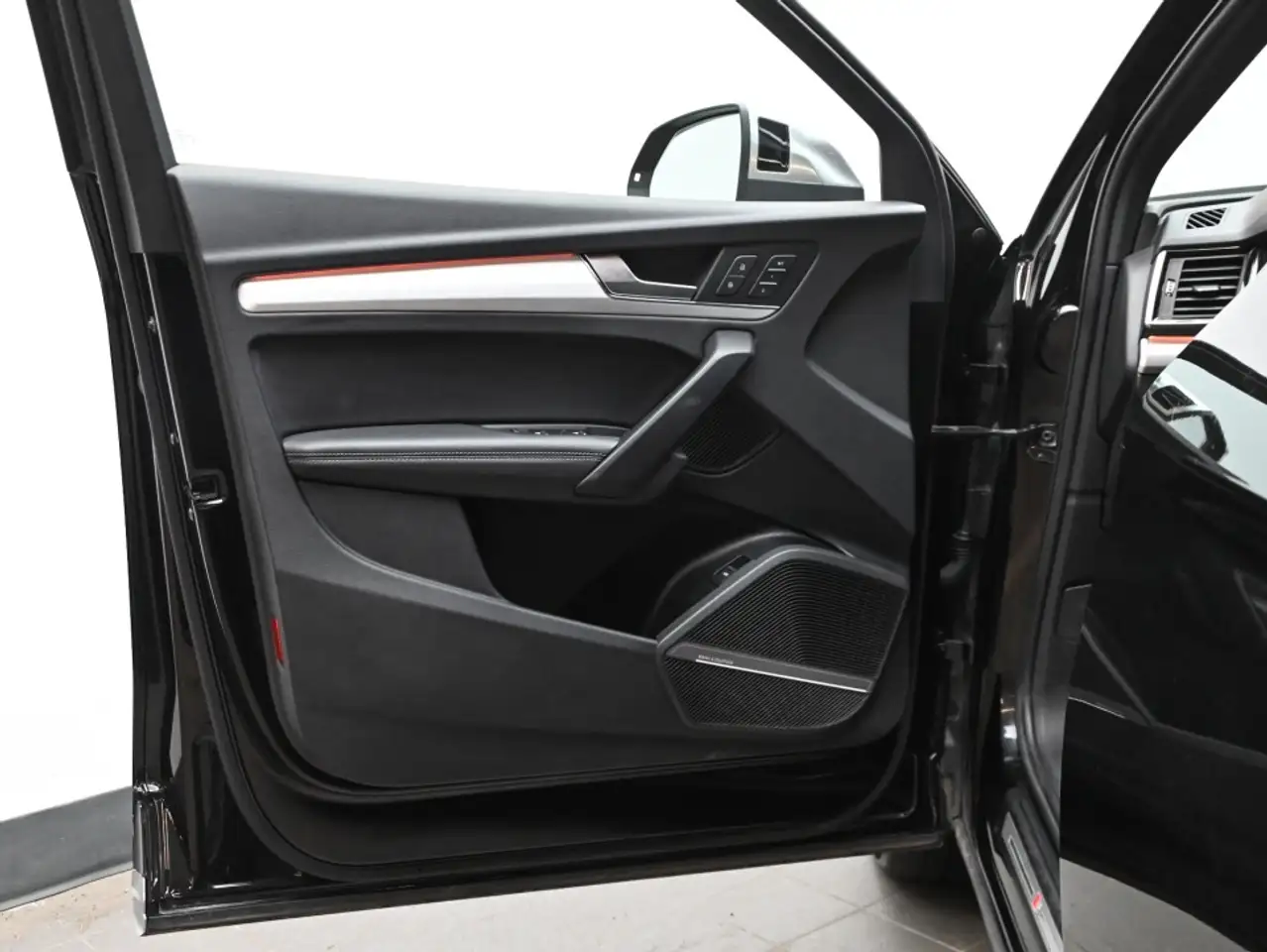 Audi SQ5 - Image 16