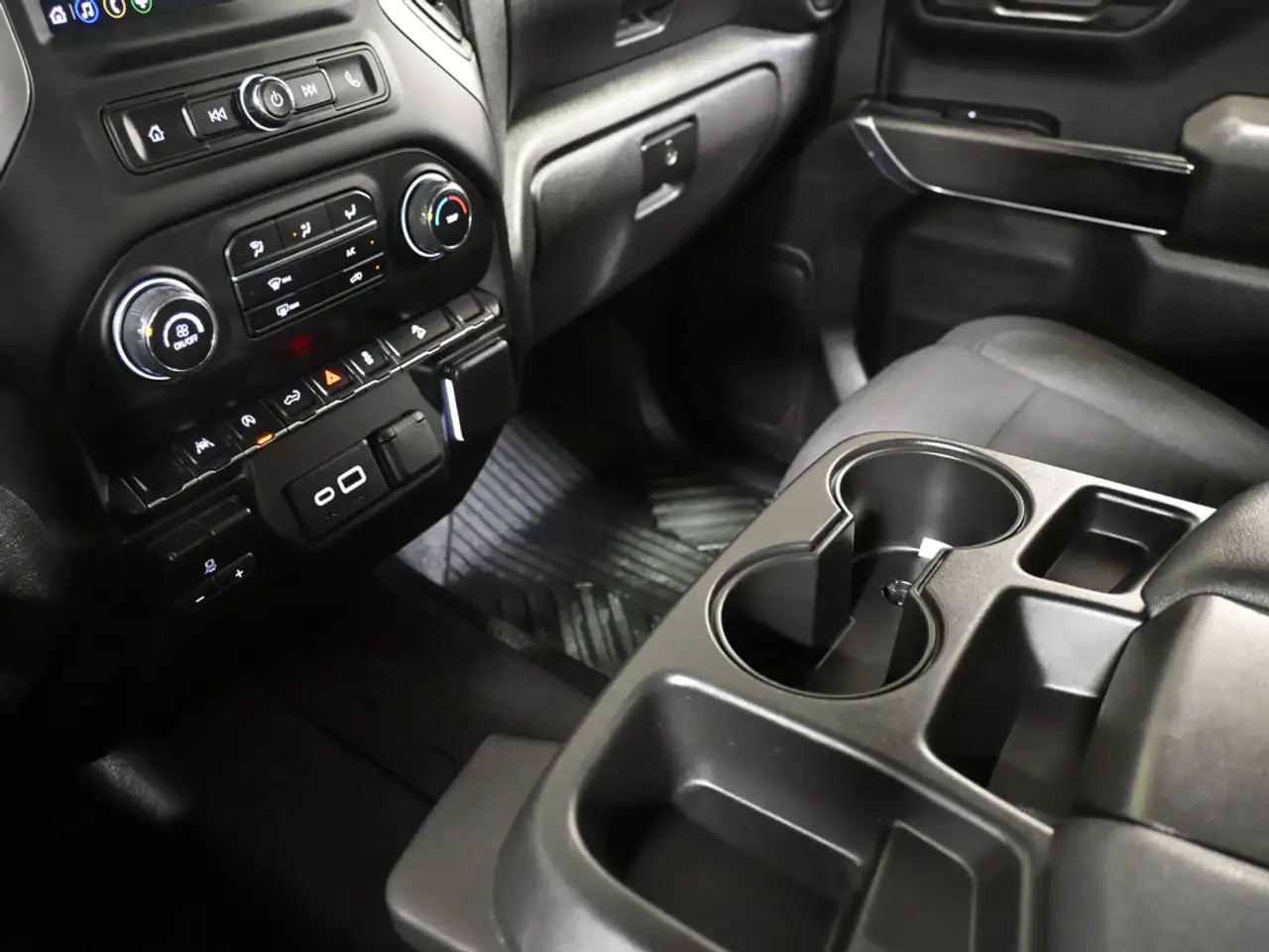 Chevrolet Silverado 1500 - Image 20