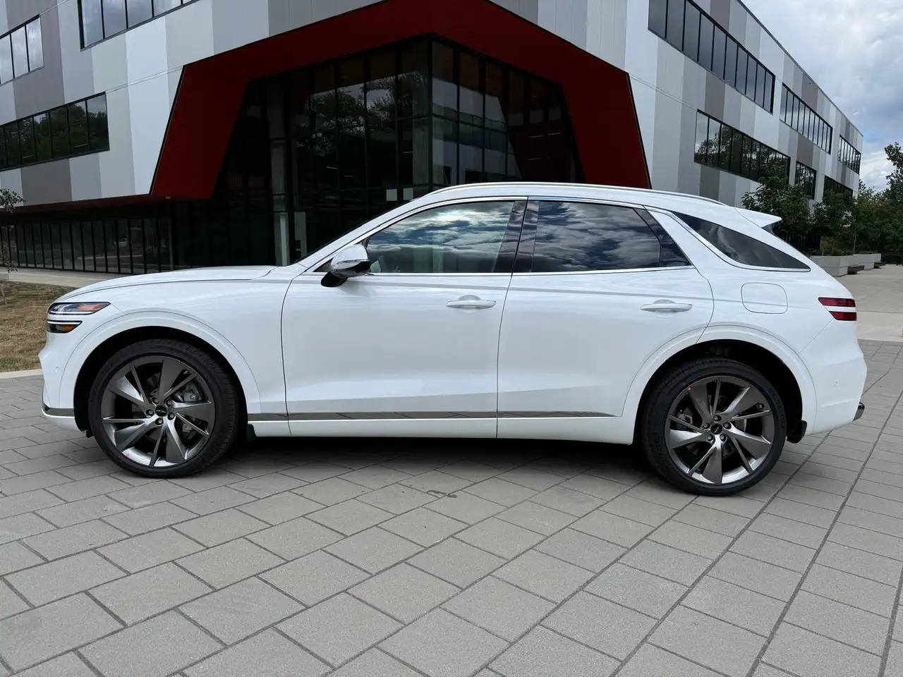 Genesis GV70 - Image 8