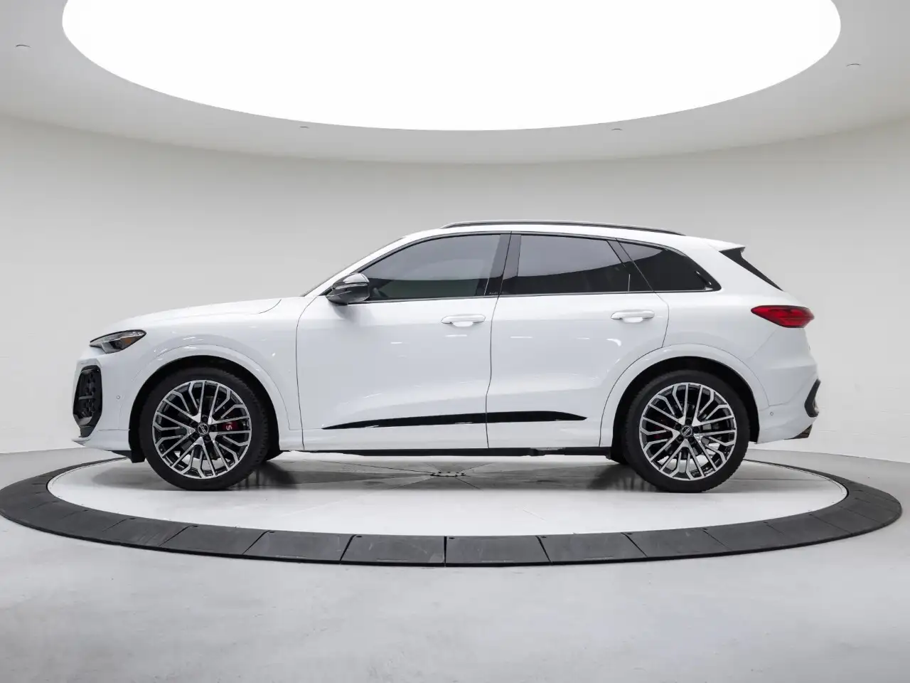 Audi SQ5 - Image 2