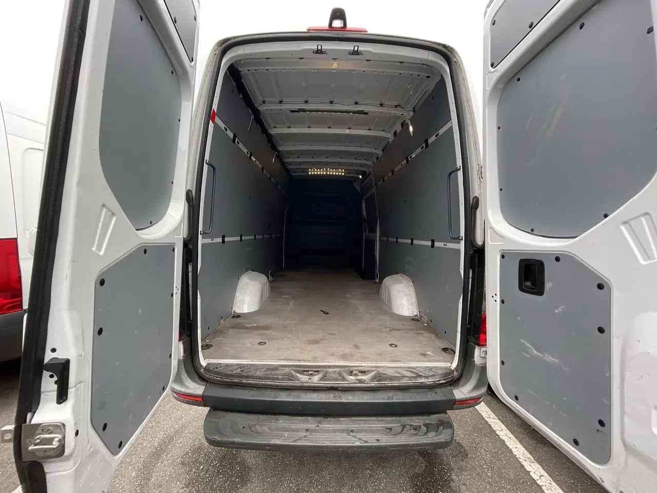 Mercedes-Benz Sprinter - Image 32