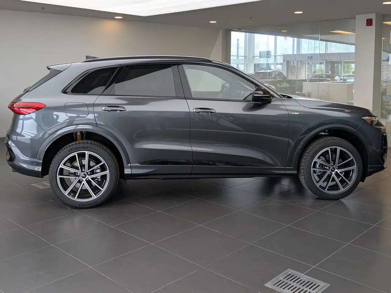 Audi Q5 - Image 2
