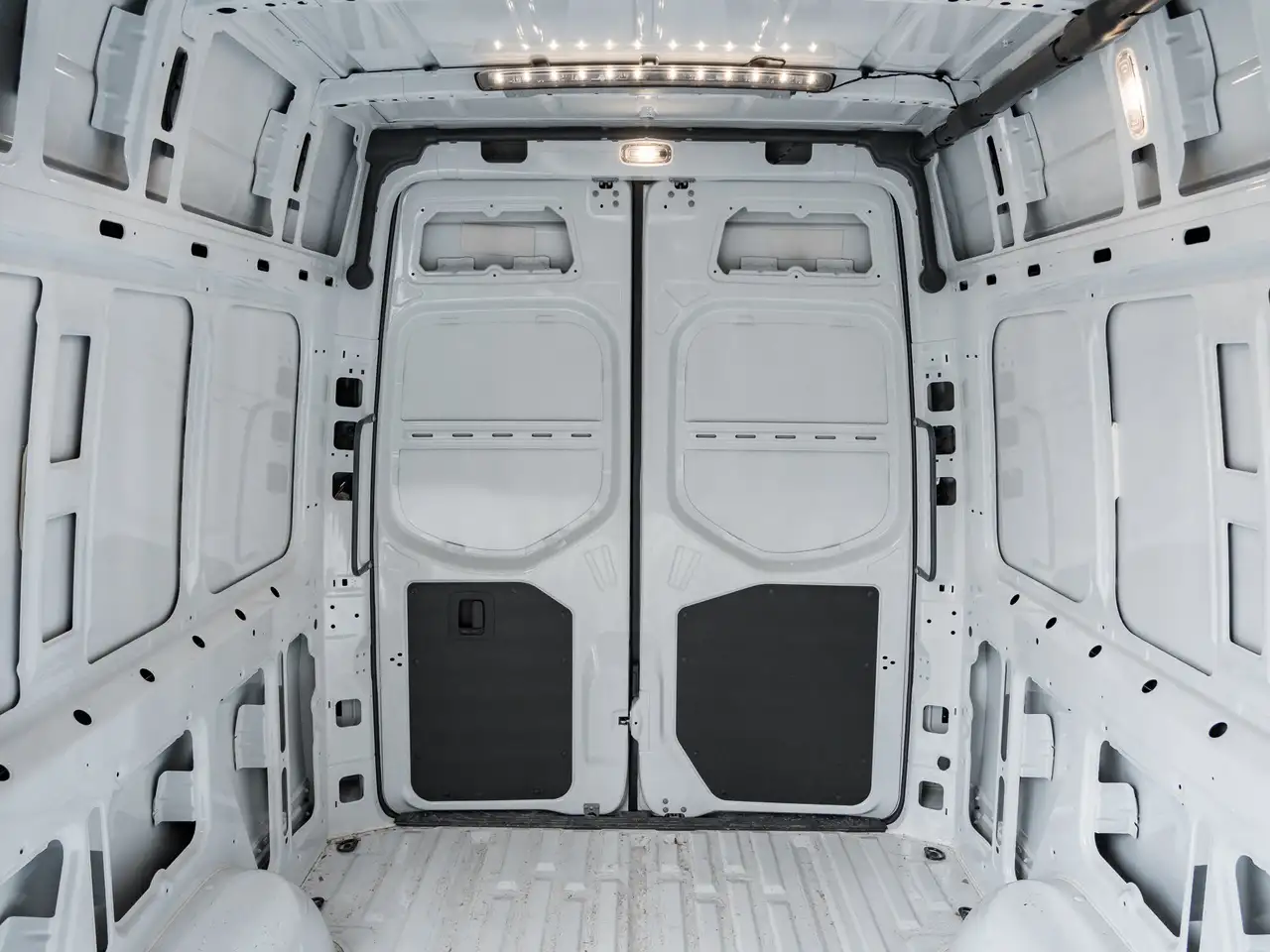 Mercedes-Benz Sprinter - Image 24