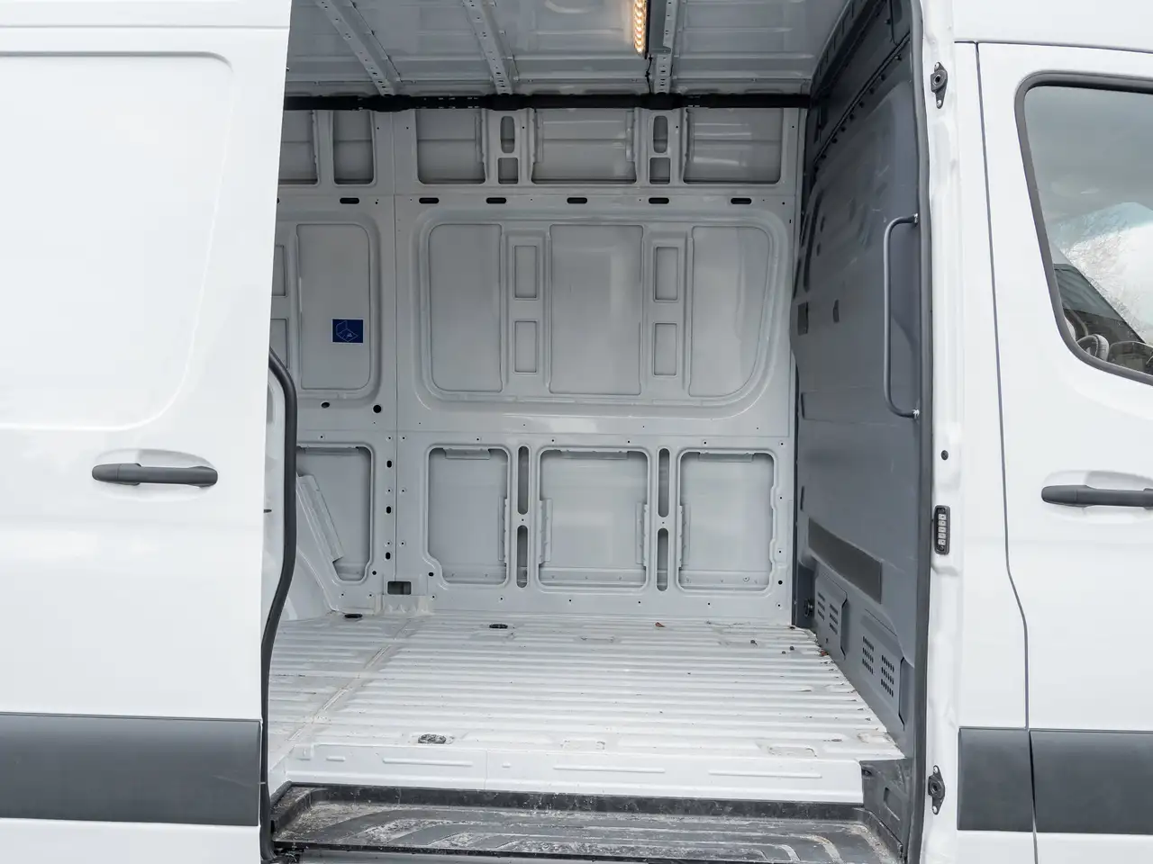 Mercedes-Benz Sprinter - Image 23