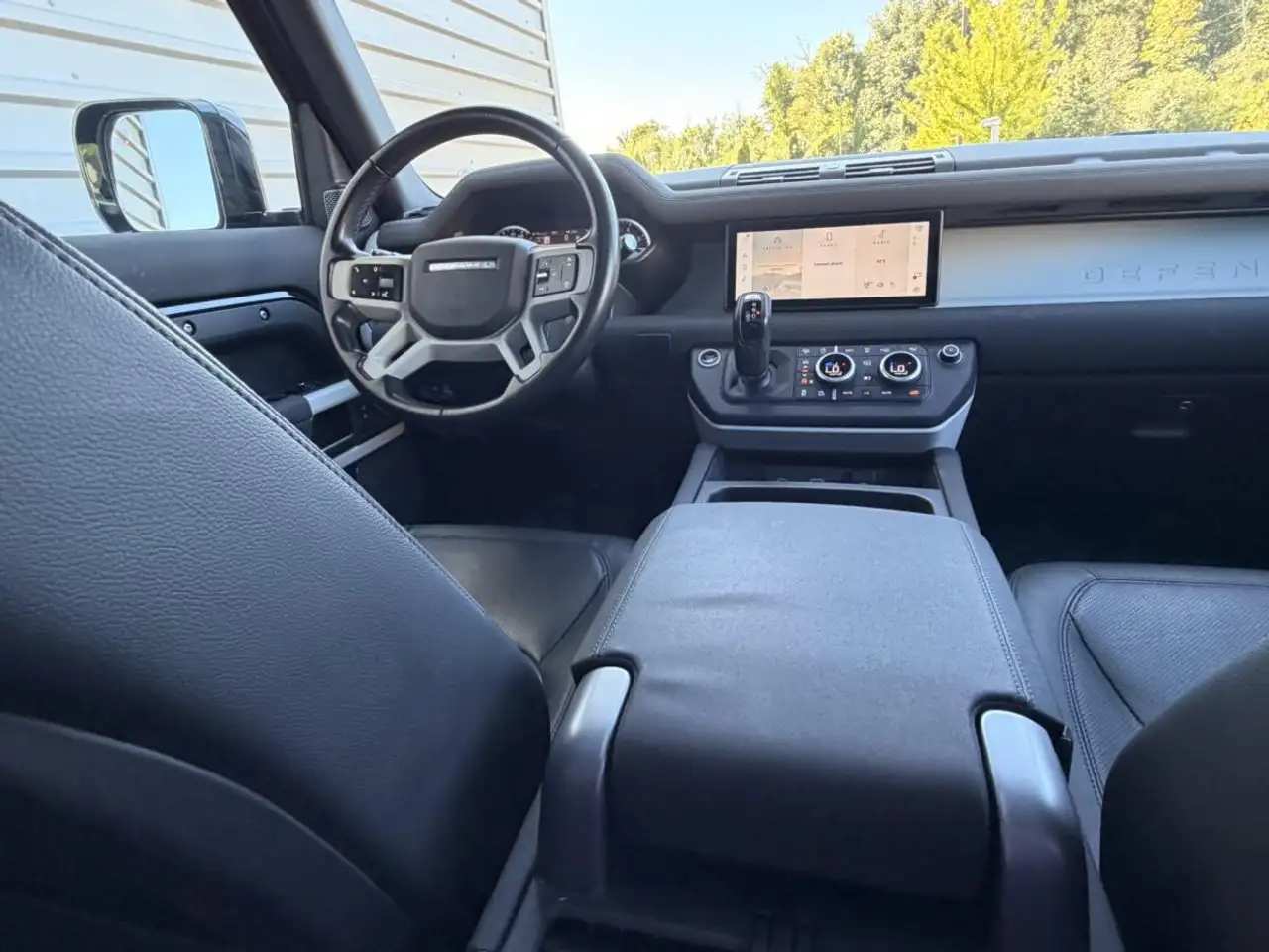 Land Rover Defender - Image 29