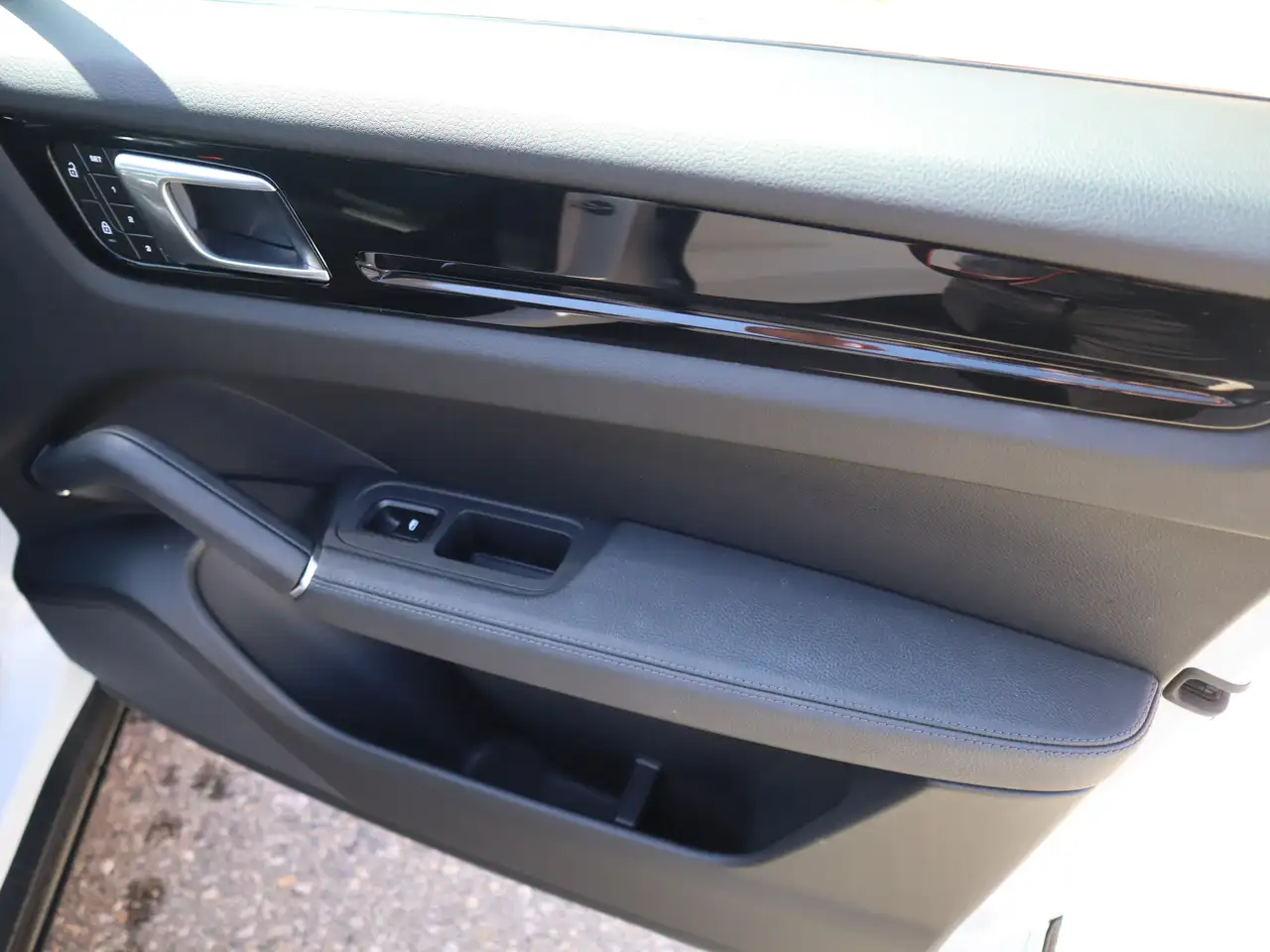 Porsche Cayenne - Image 24