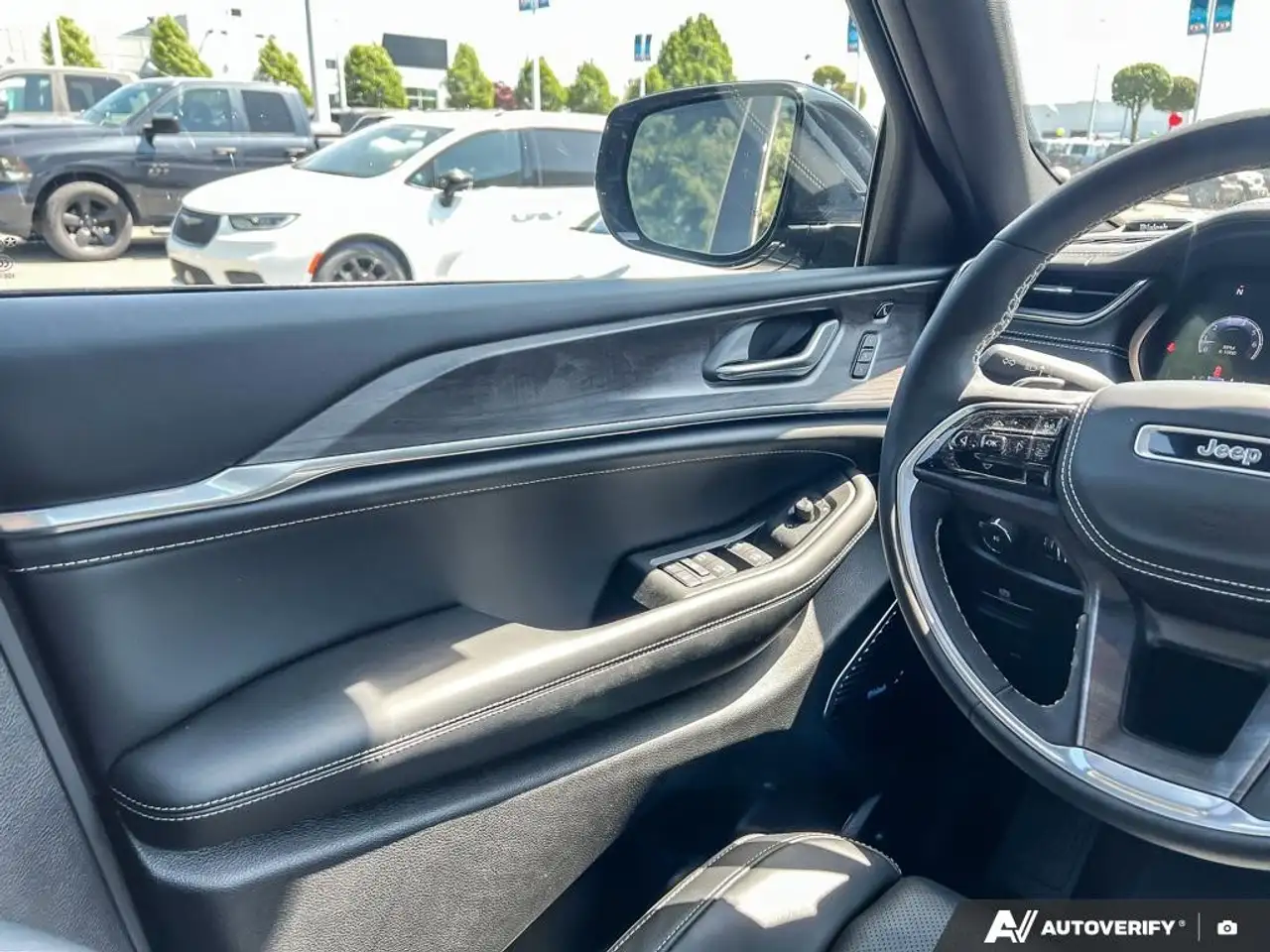 Jeep Grand Cherokee - Image 16