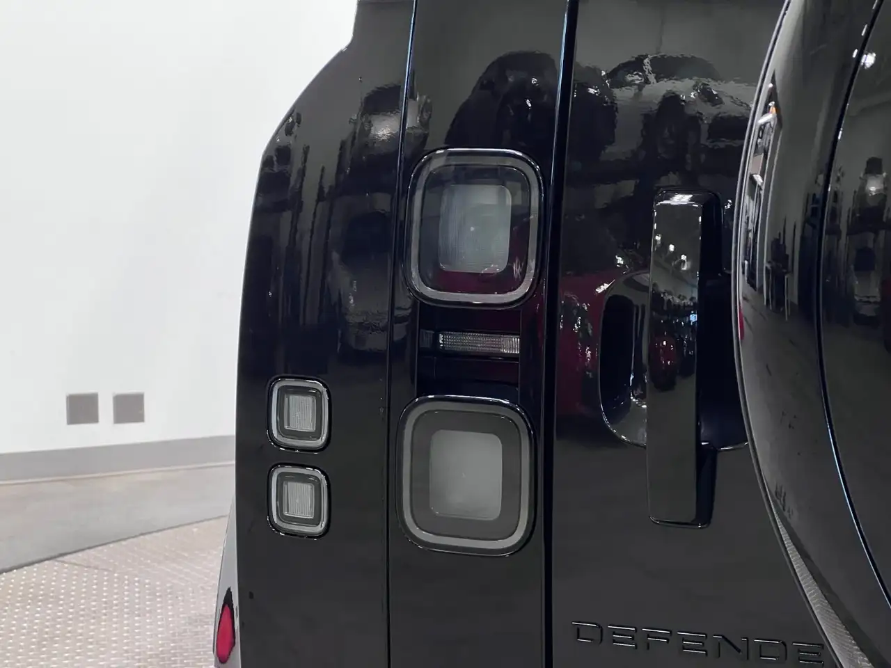 Land Rover Defender - Image 10