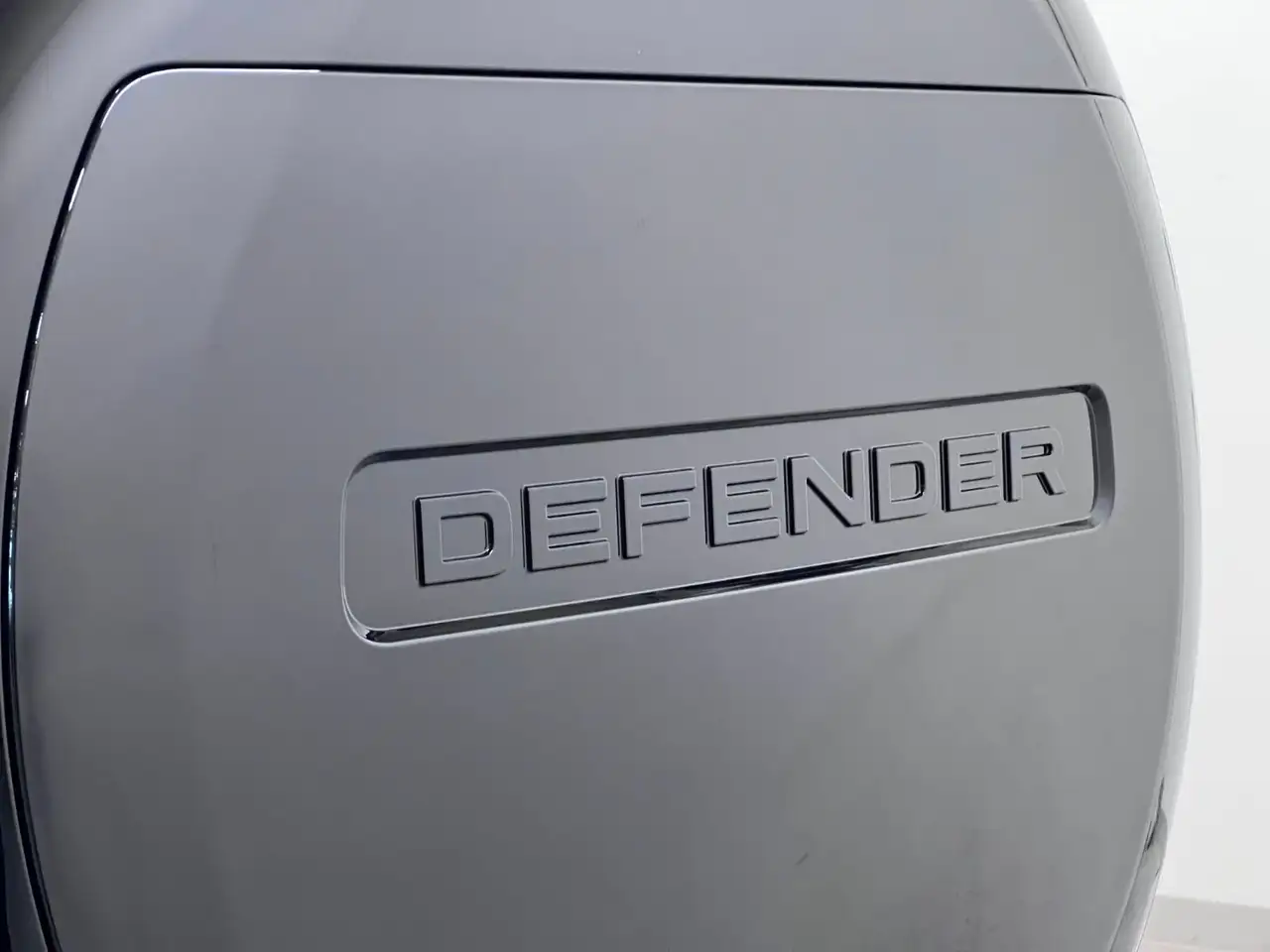 Land Rover Defender - Image 11