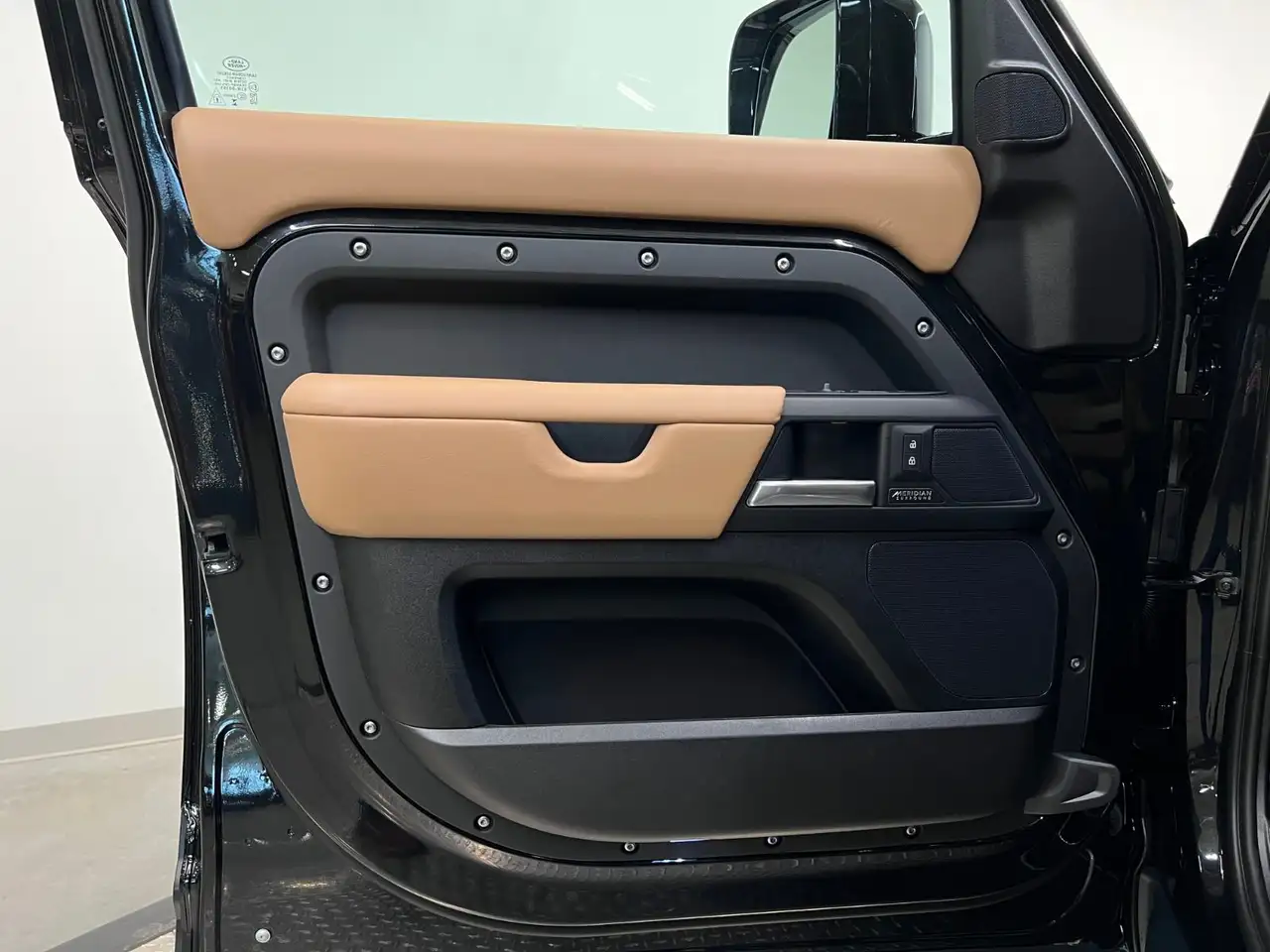 Land Rover Defender - Image 27