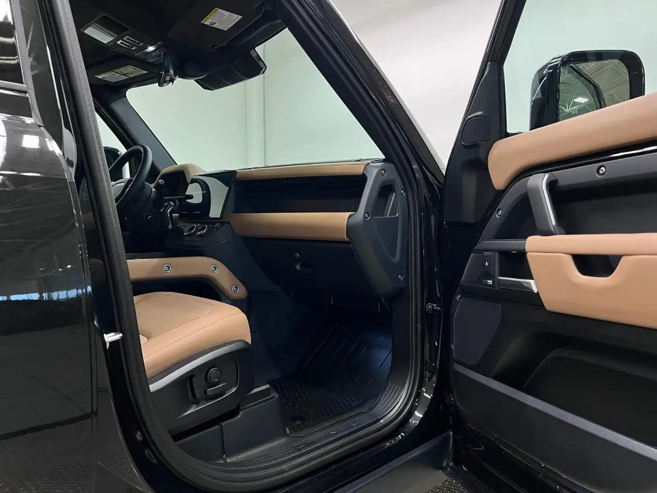 Land Rover Defender - Image 22