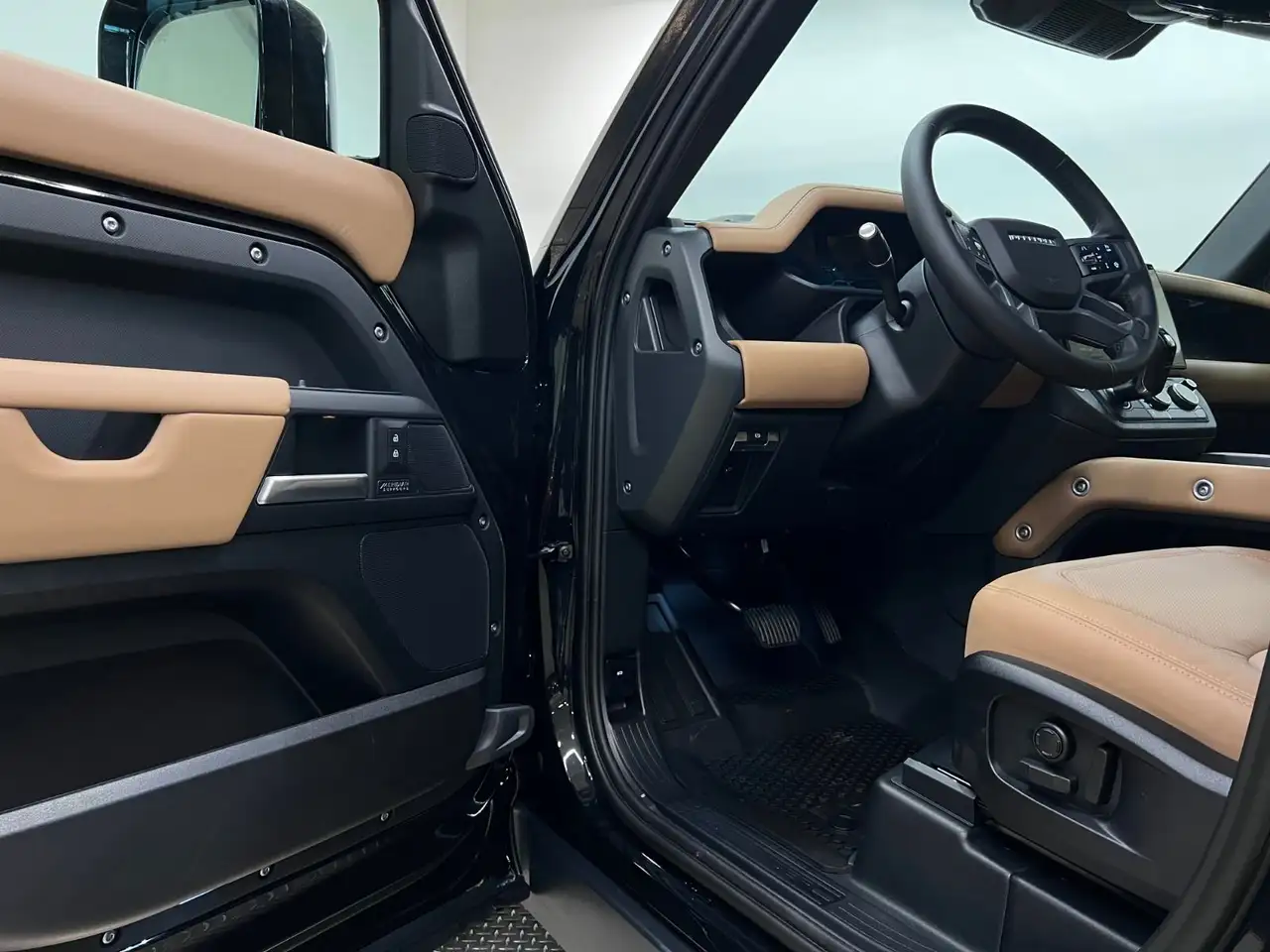 Land Rover Defender - Image 24