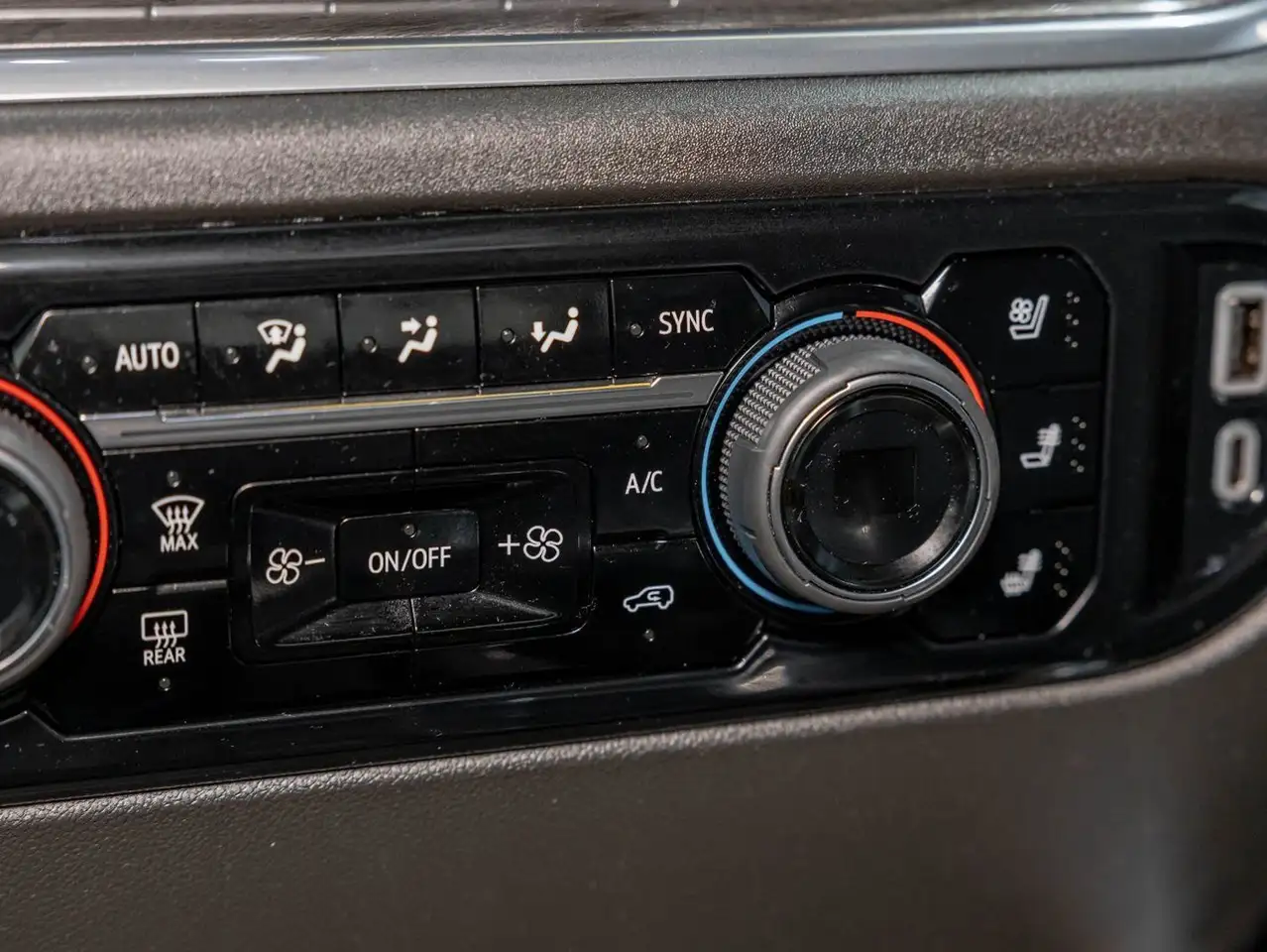 Chevrolet Silverado 1500 - Image 26