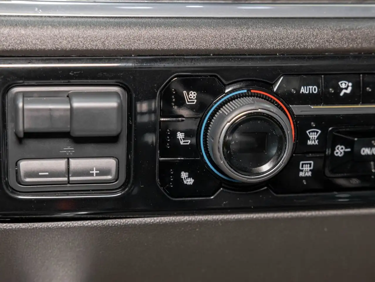 Chevrolet Silverado 1500 - Image 17