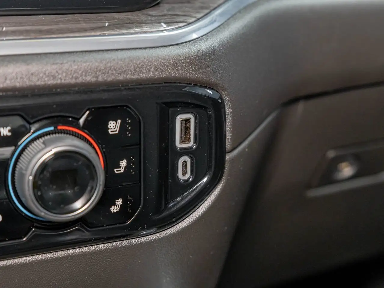 Chevrolet Silverado 1500 - Image 18