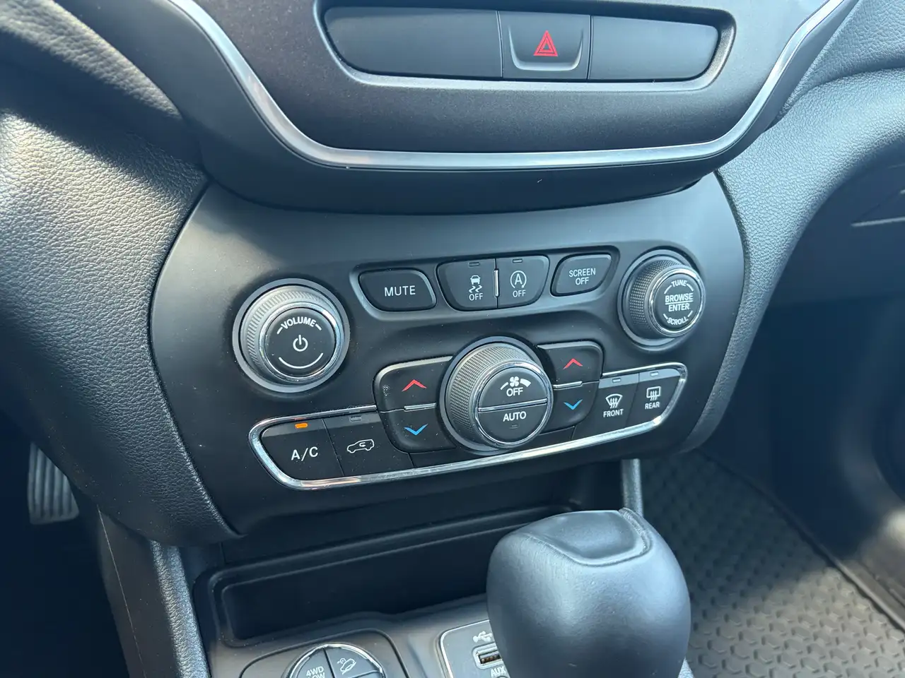 Jeep Cherokee - Image 17