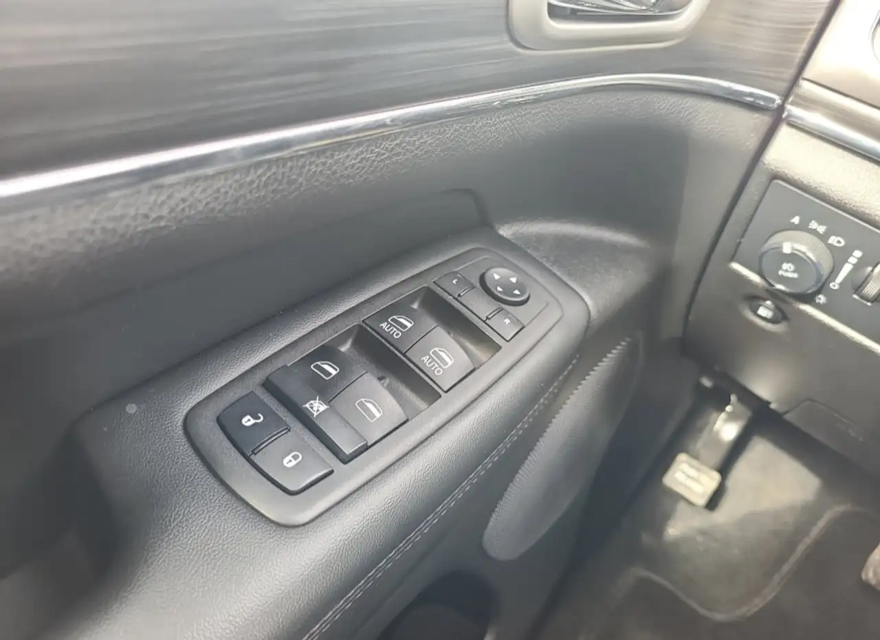 Jeep Grand Cherokee - Image 22
