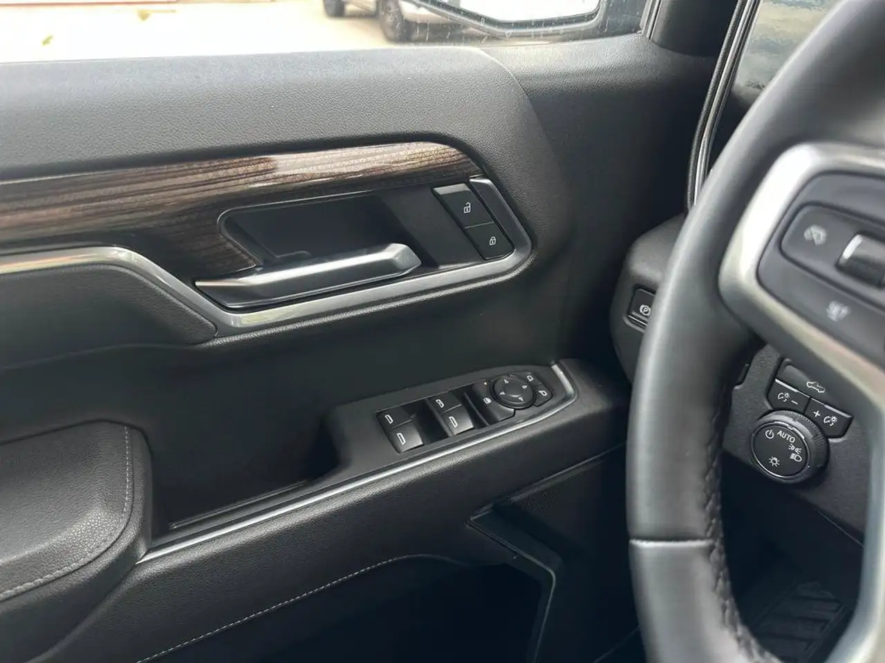 Chevrolet Silverado 1500 - Image 22