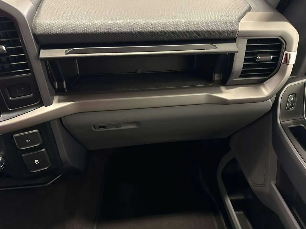 Ford F-150 - Image 32