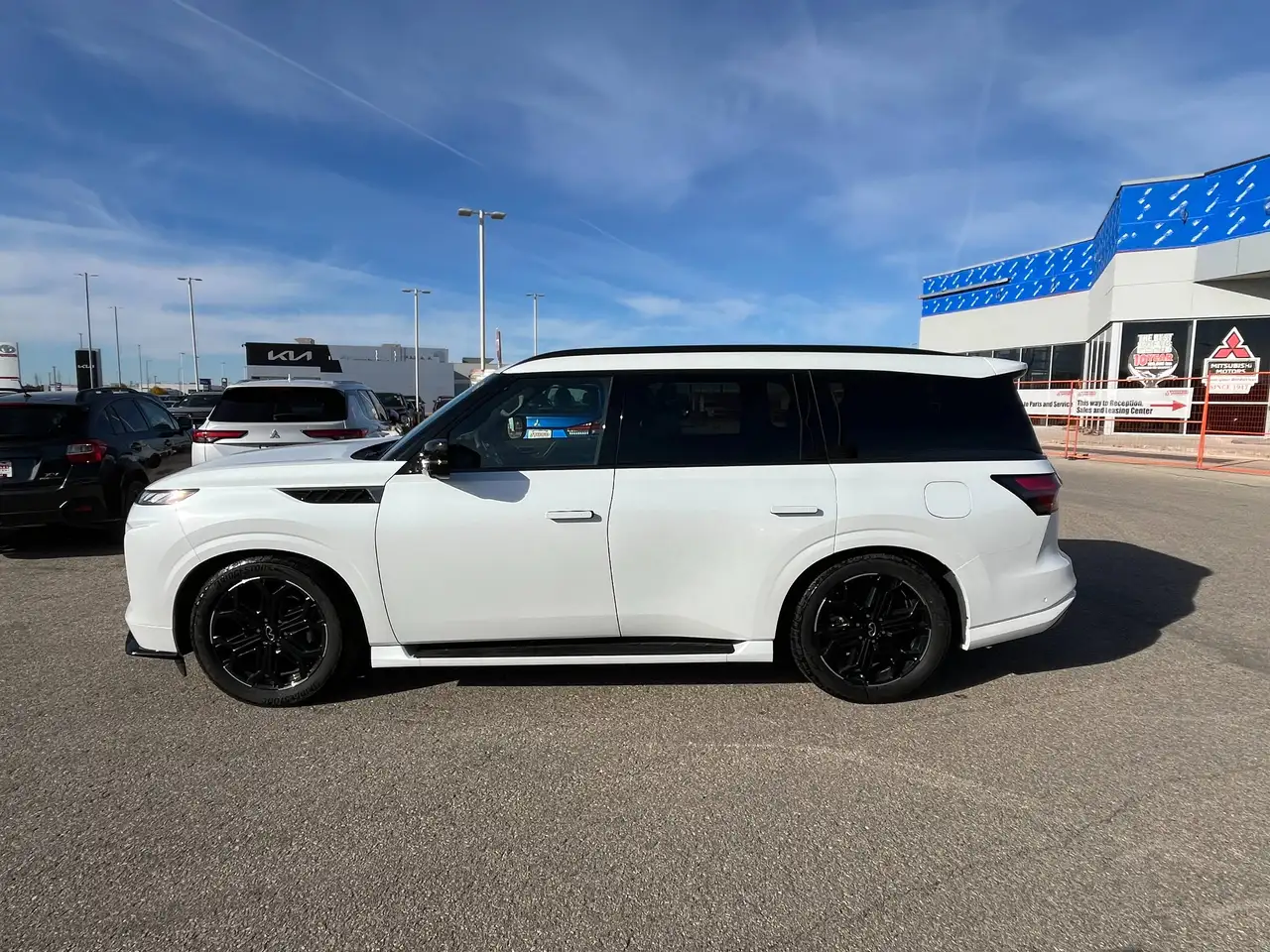 Infiniti QX80 - Image 11