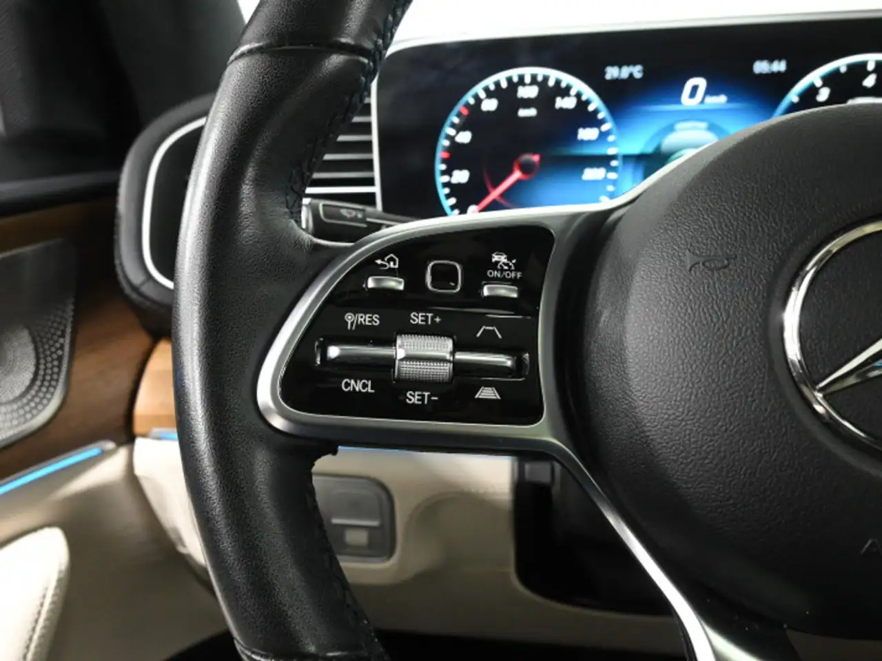 Mercedes-Benz GLE - Image 15