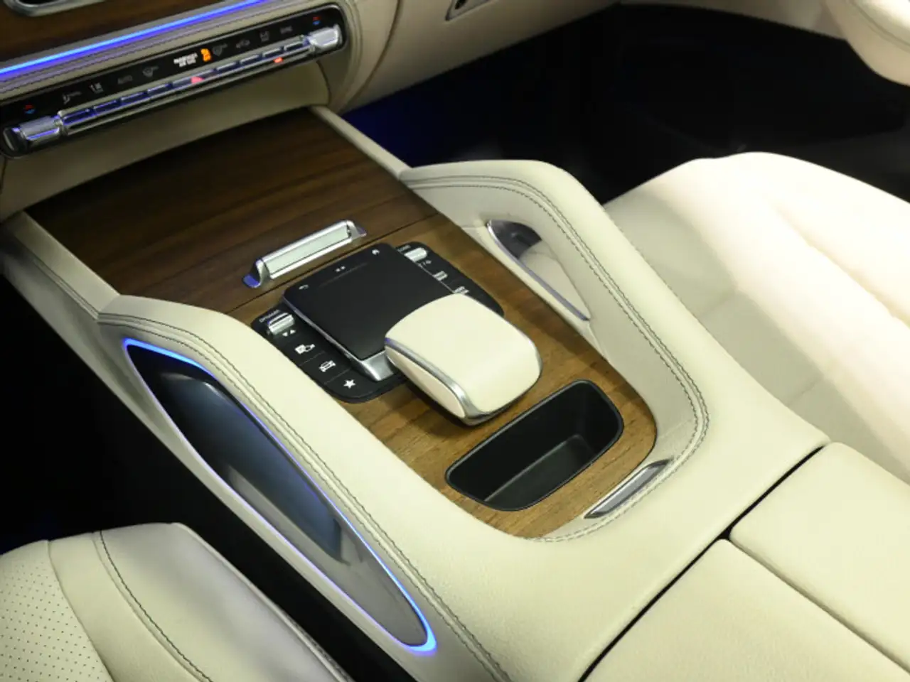 Mercedes-Benz GLE - Image 23