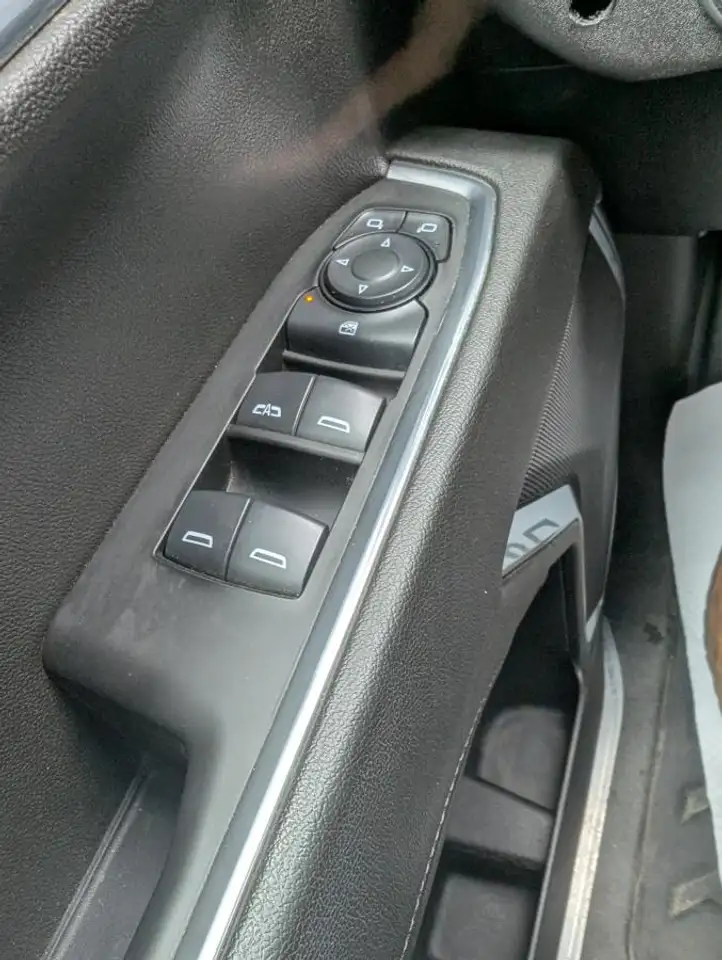 Chevrolet Silverado 1500 - Image 22