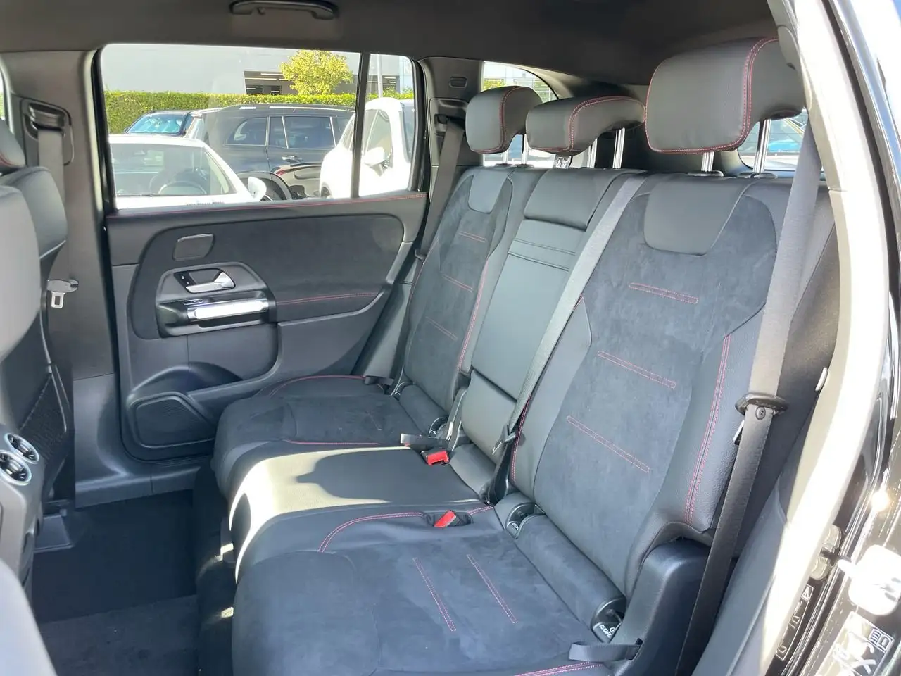 Mercedes-Benz GLB - Image 31