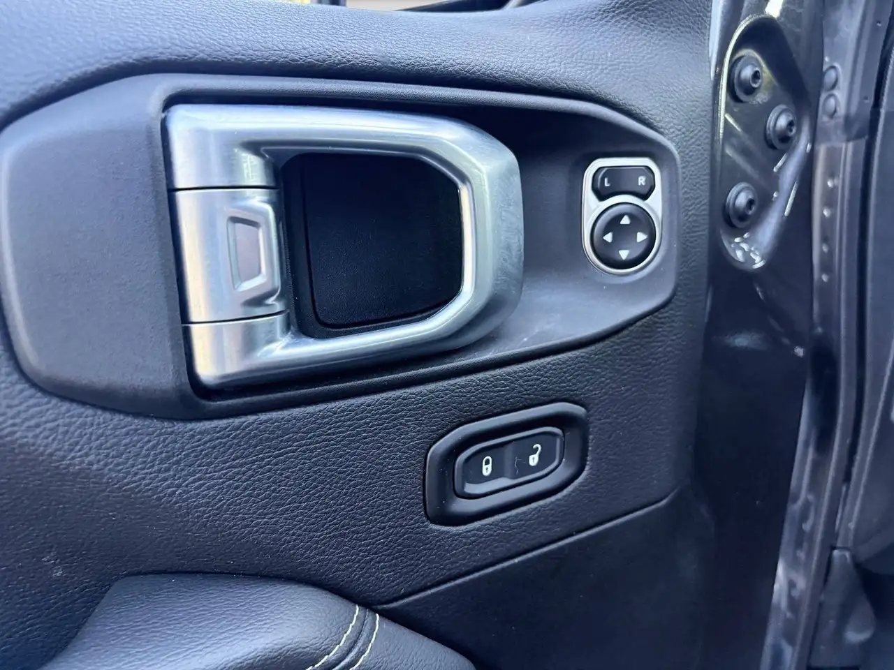Jeep Wrangler - Image 14