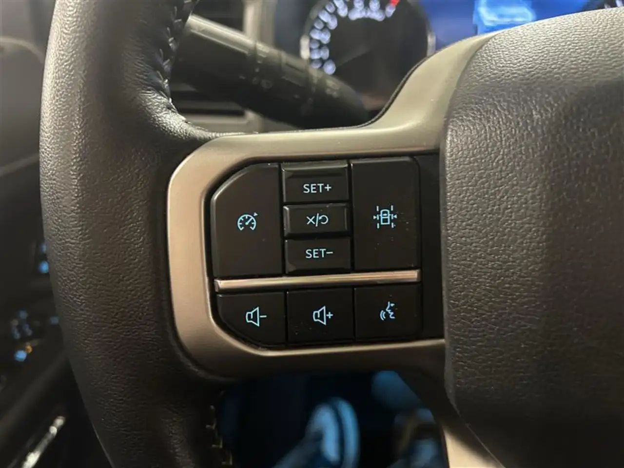 Ford Expedition - Image 12