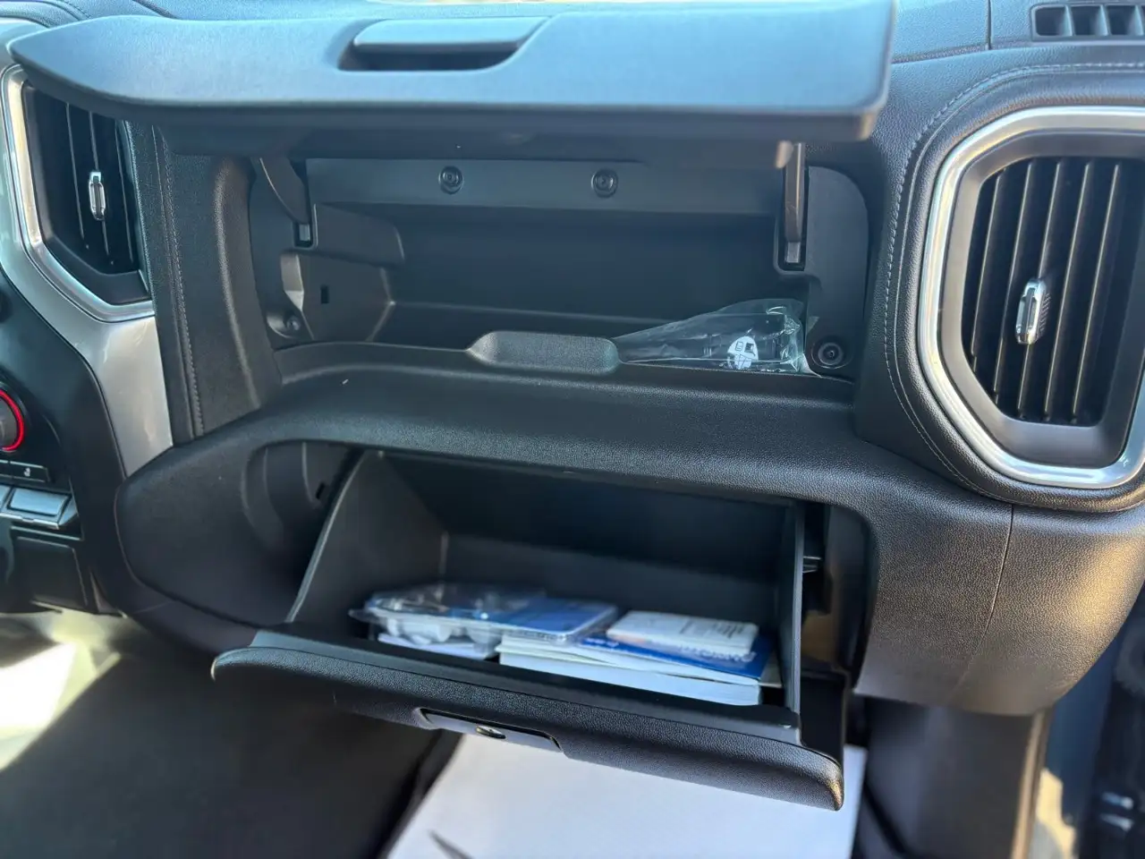 Chevrolet Silverado 1500 - Image 22