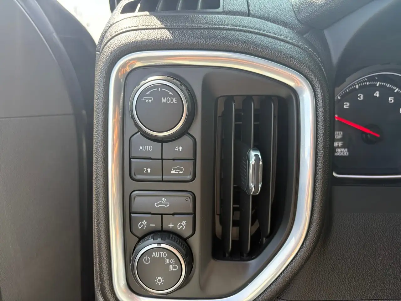 Chevrolet Silverado 1500 - Image 24