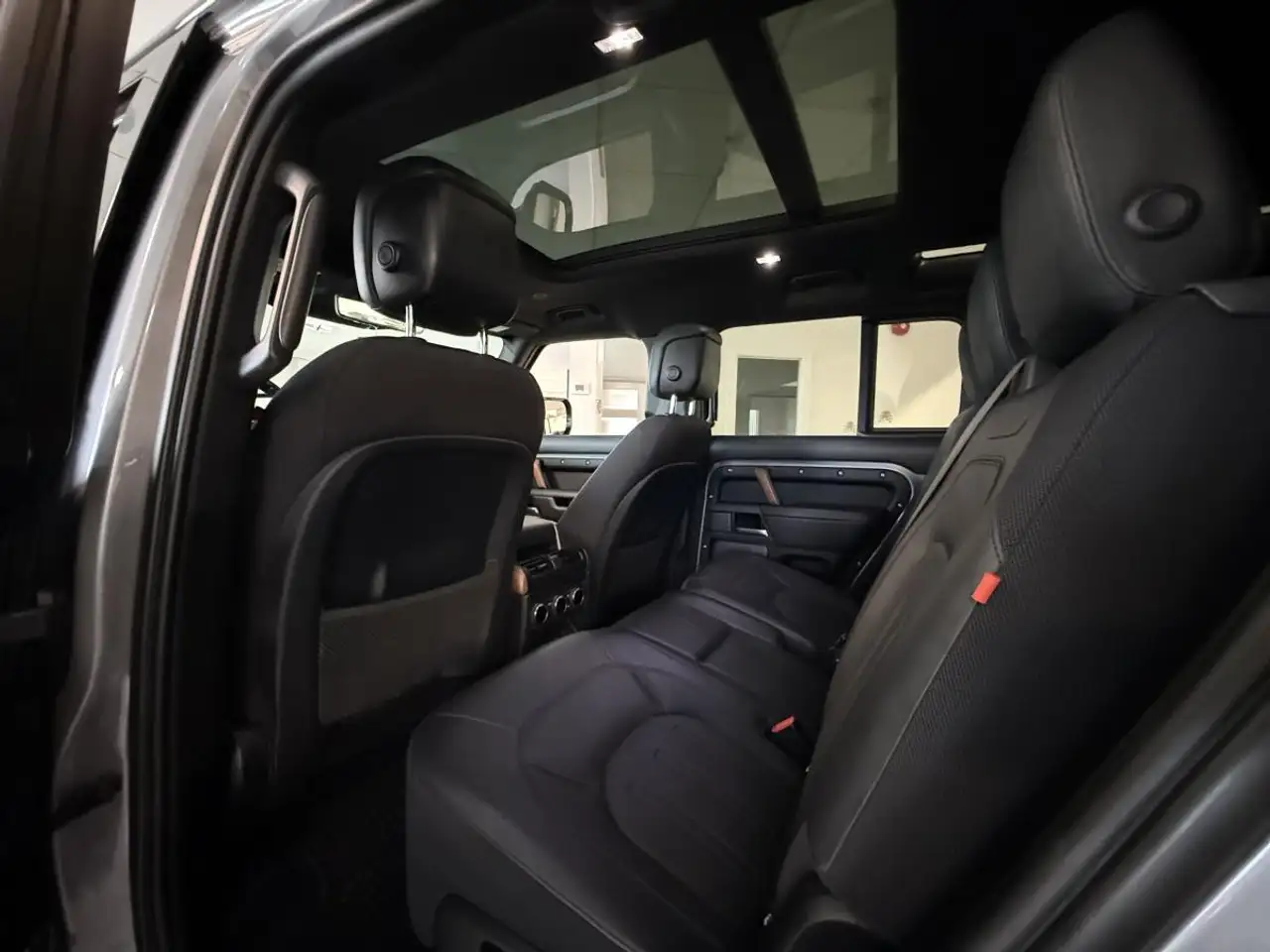 Land Rover Defender - Image 16